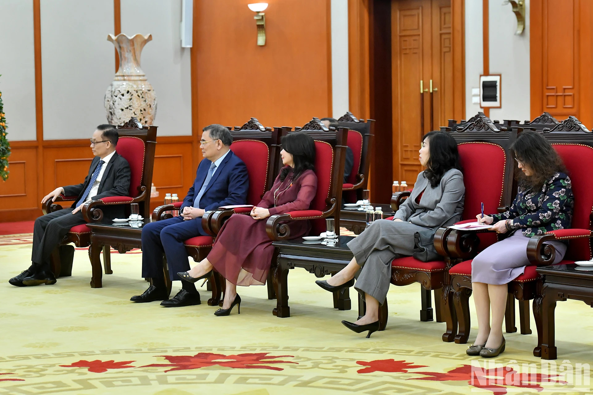 越南代表团成员出席会见。