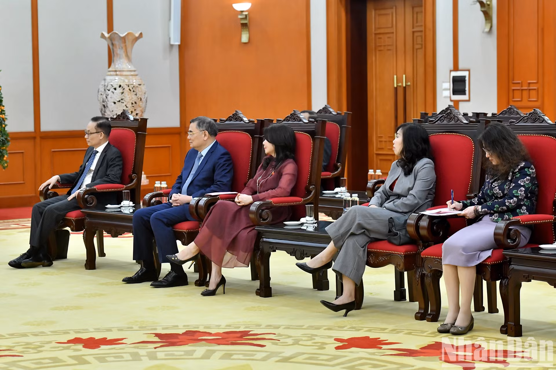 越南代表团成员出席会见。