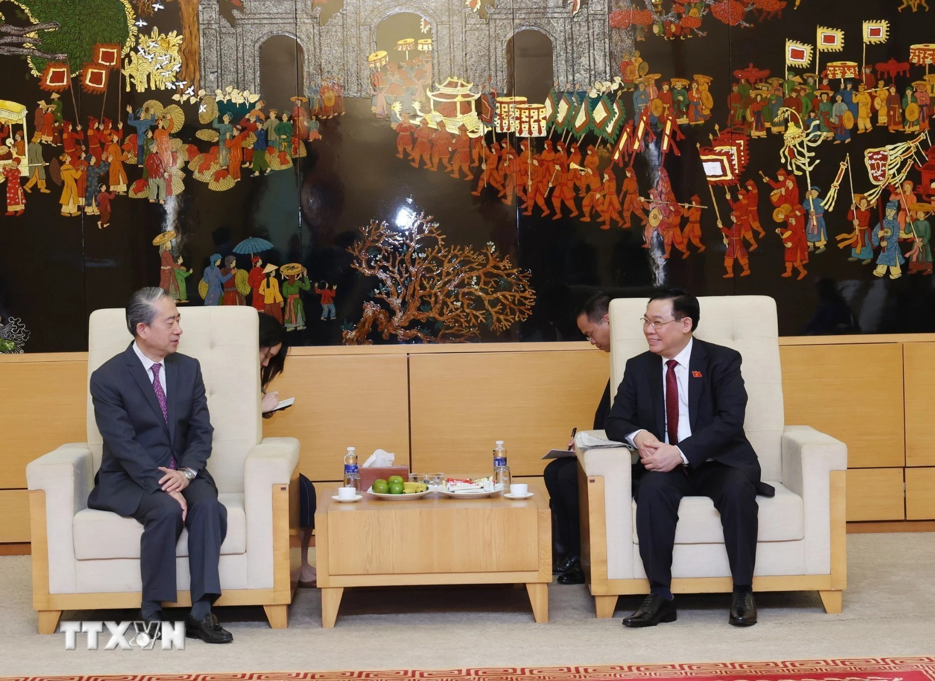 中国驻越南大使熊波在内排国际机场送行国会主席王廷惠。(图片来源:越通社) 中国驻越南大使熊波在内排国际机场送行国会主席王廷惠。(图片来源:越通社)