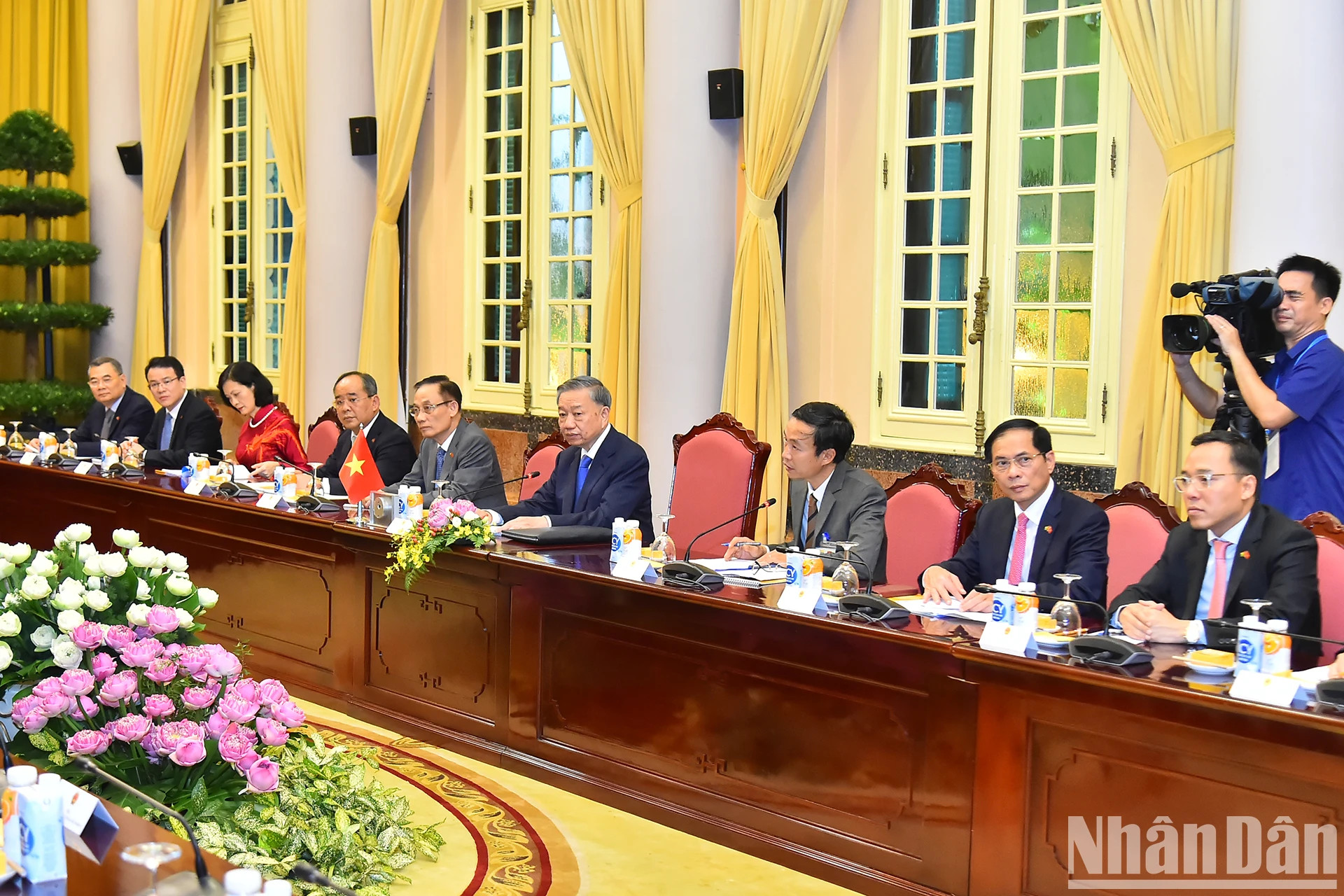 出席会谈的越方代表团。