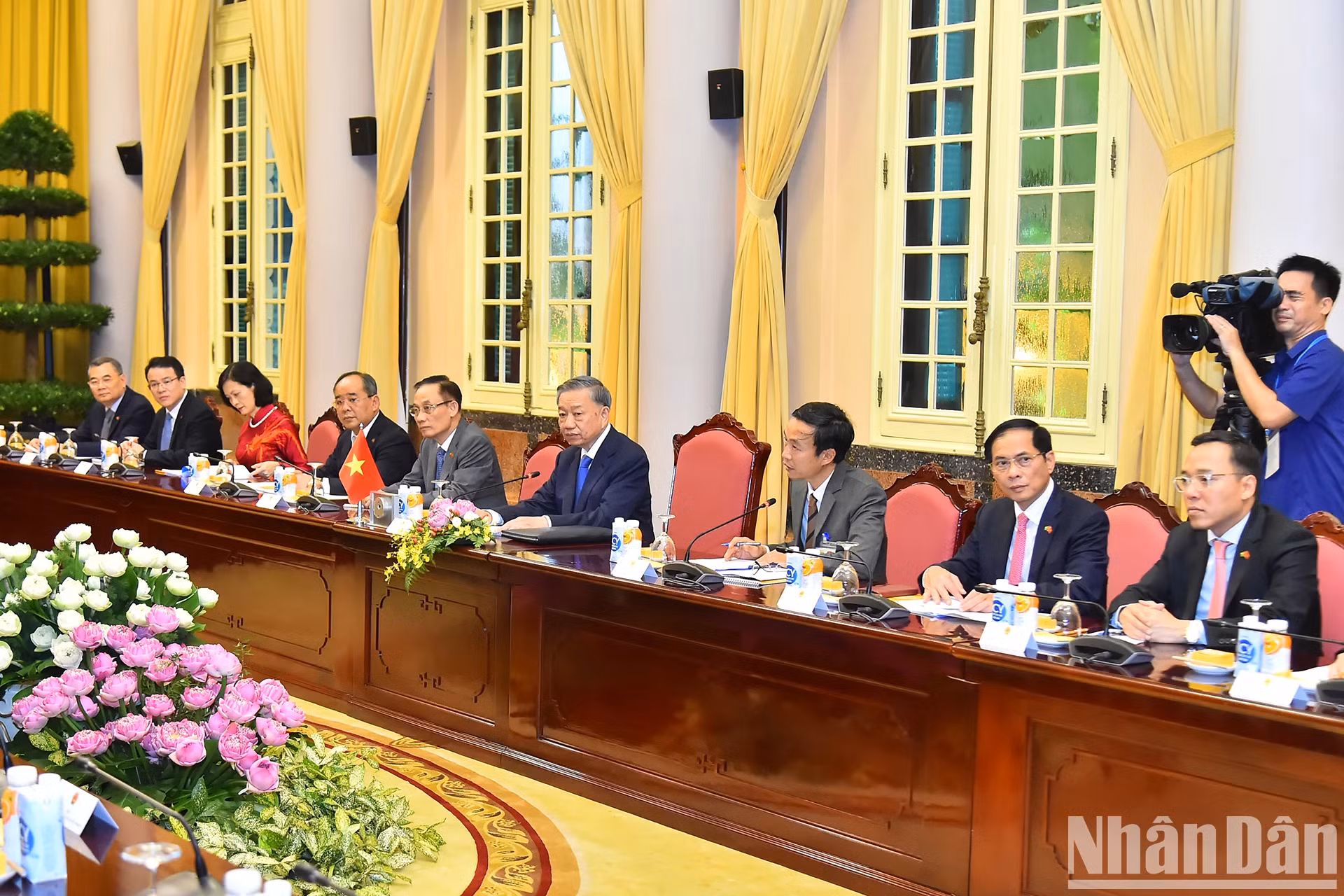 出席会谈的越方代表团。