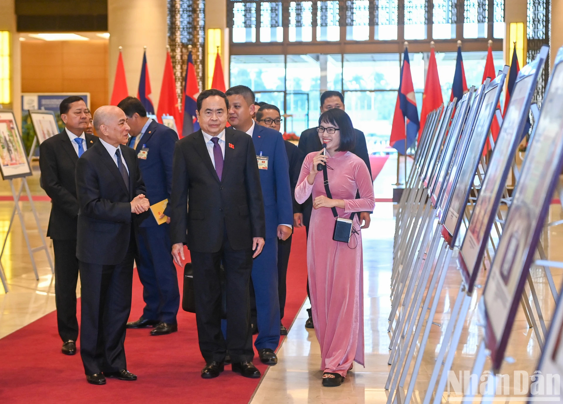 越南国会主席陈青敏和柬埔寨国王诺罗敦·西哈莫尼参观有关两国关系的图片展。 越南国会主席陈青敏和柬埔寨国王诺罗敦·西哈莫尼参观有关两国关系的图片展。