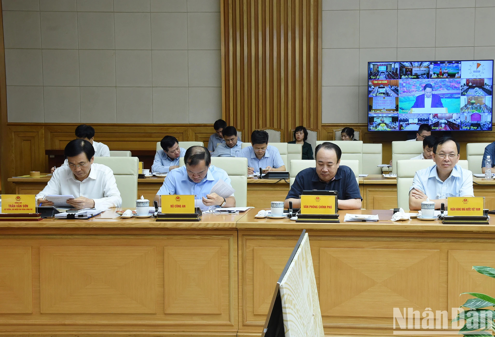 各部委、单位代表出席会议。 各部委、单位代表出席会议。