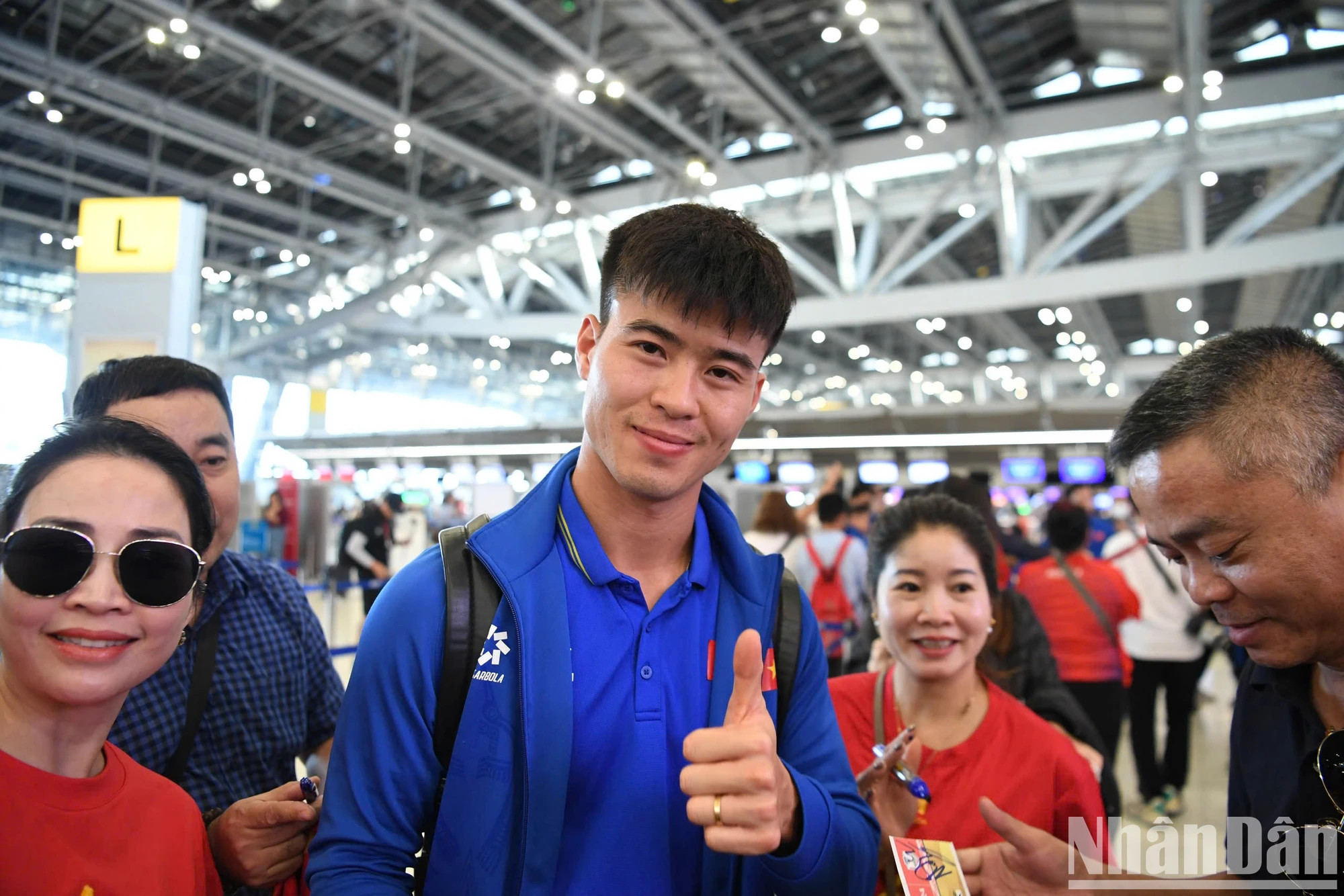 维孟同球迷合影。 维孟同球迷合影。