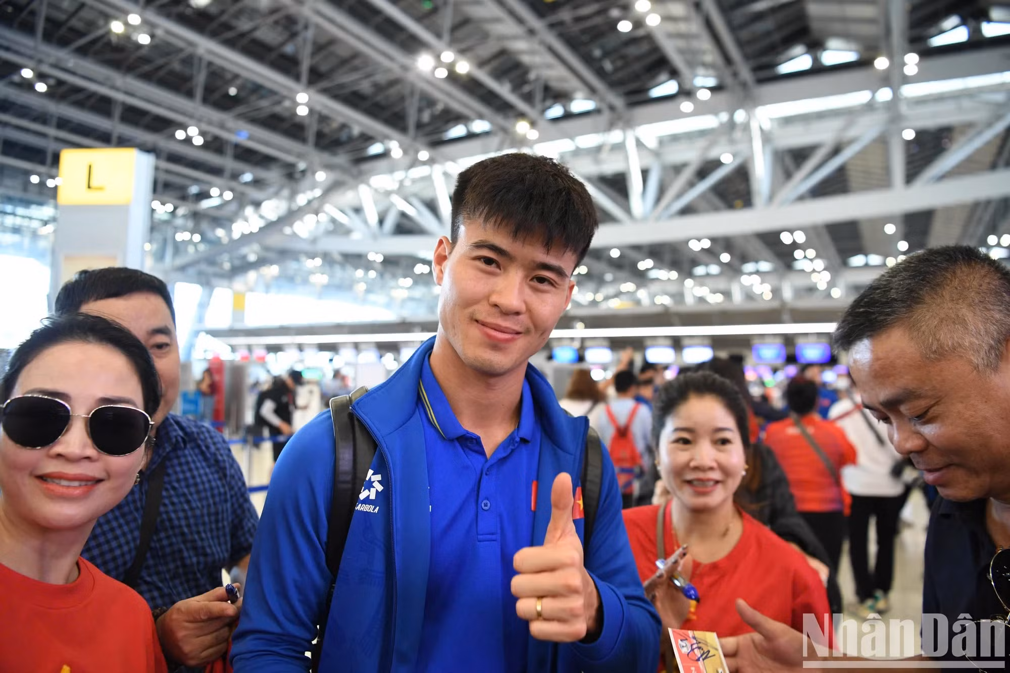 维孟同球迷合影。