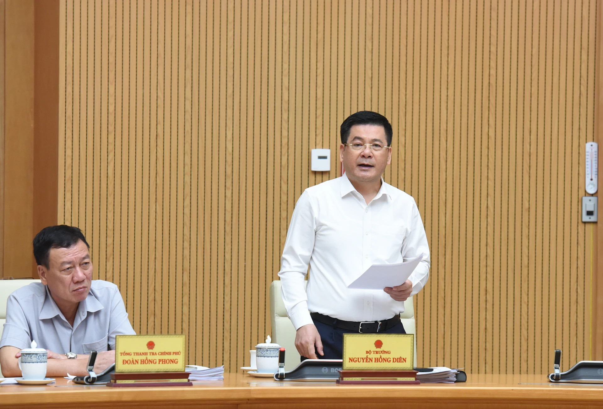 工贸部部长阮鸿延发表讲话。