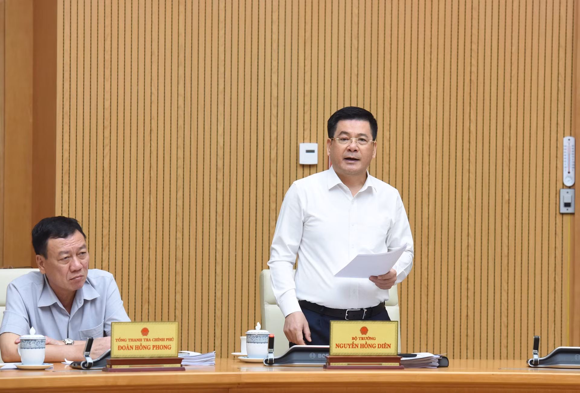 工贸部部长阮鸿延发表讲话。