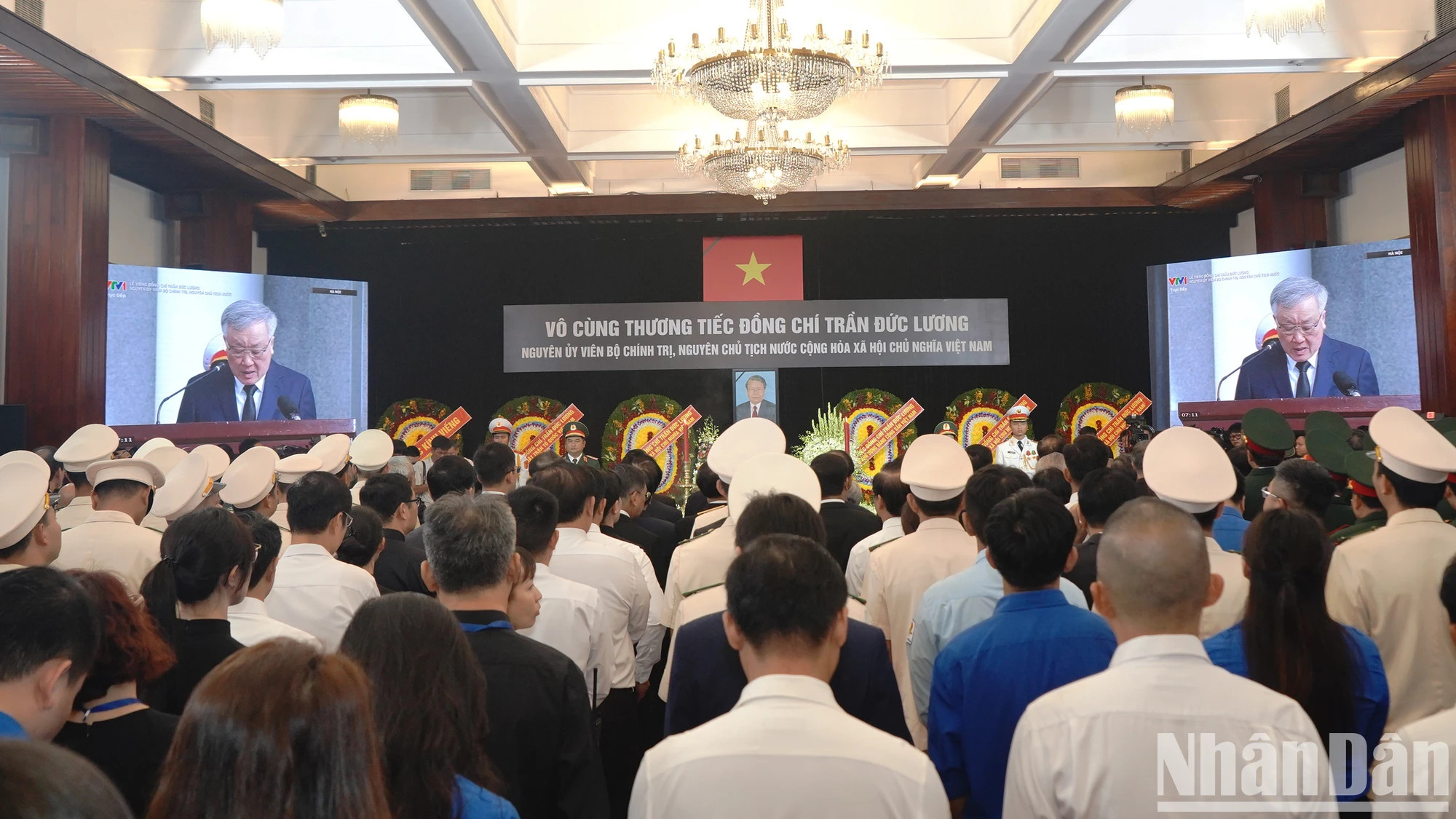 一大早，胡志明市代表团就来到统一大会堂报名参加吊唁仪式。