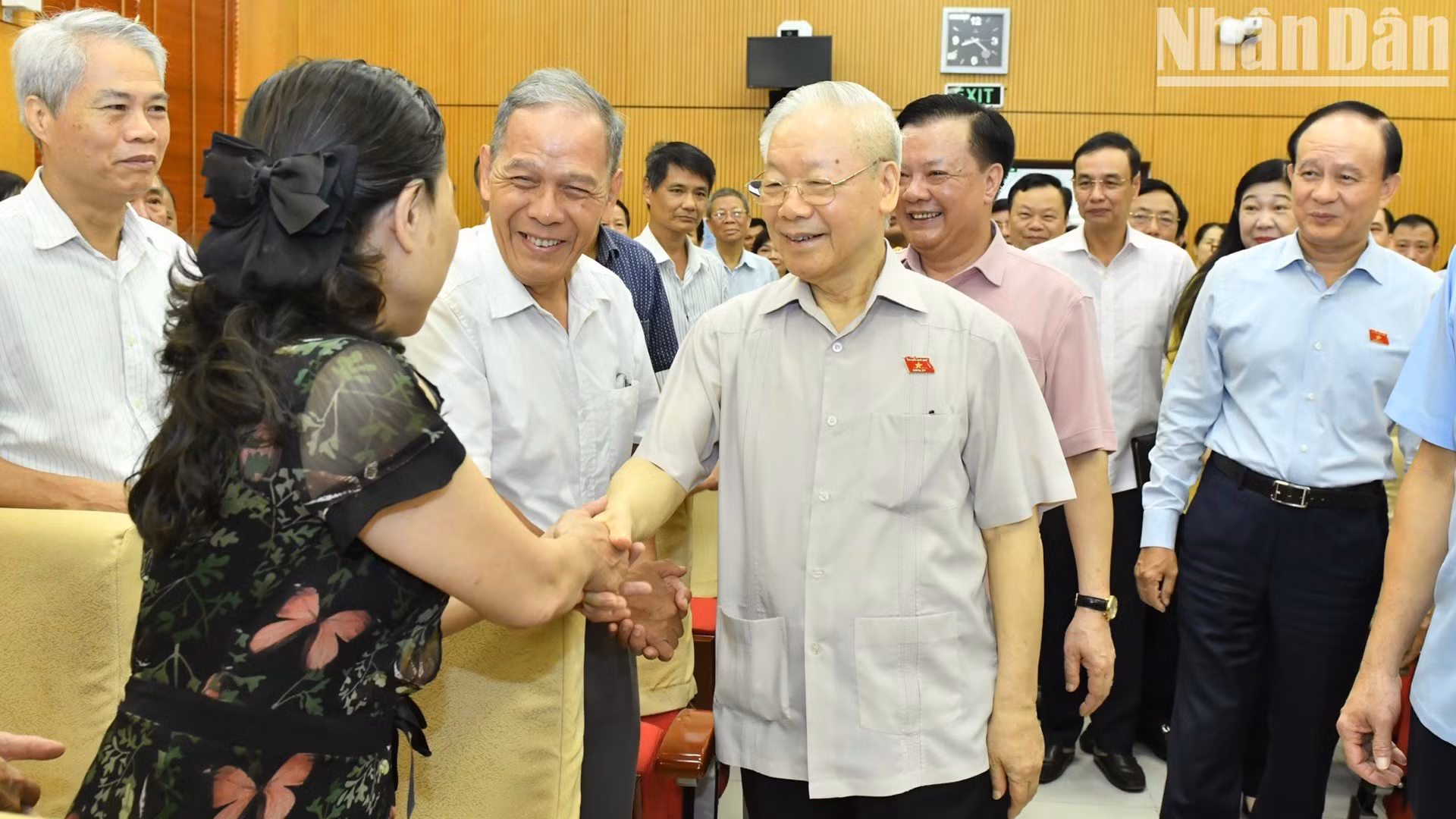 栋多、巴亭、二征夫人等郡选民对能够会见阮富仲总书记表示高兴。