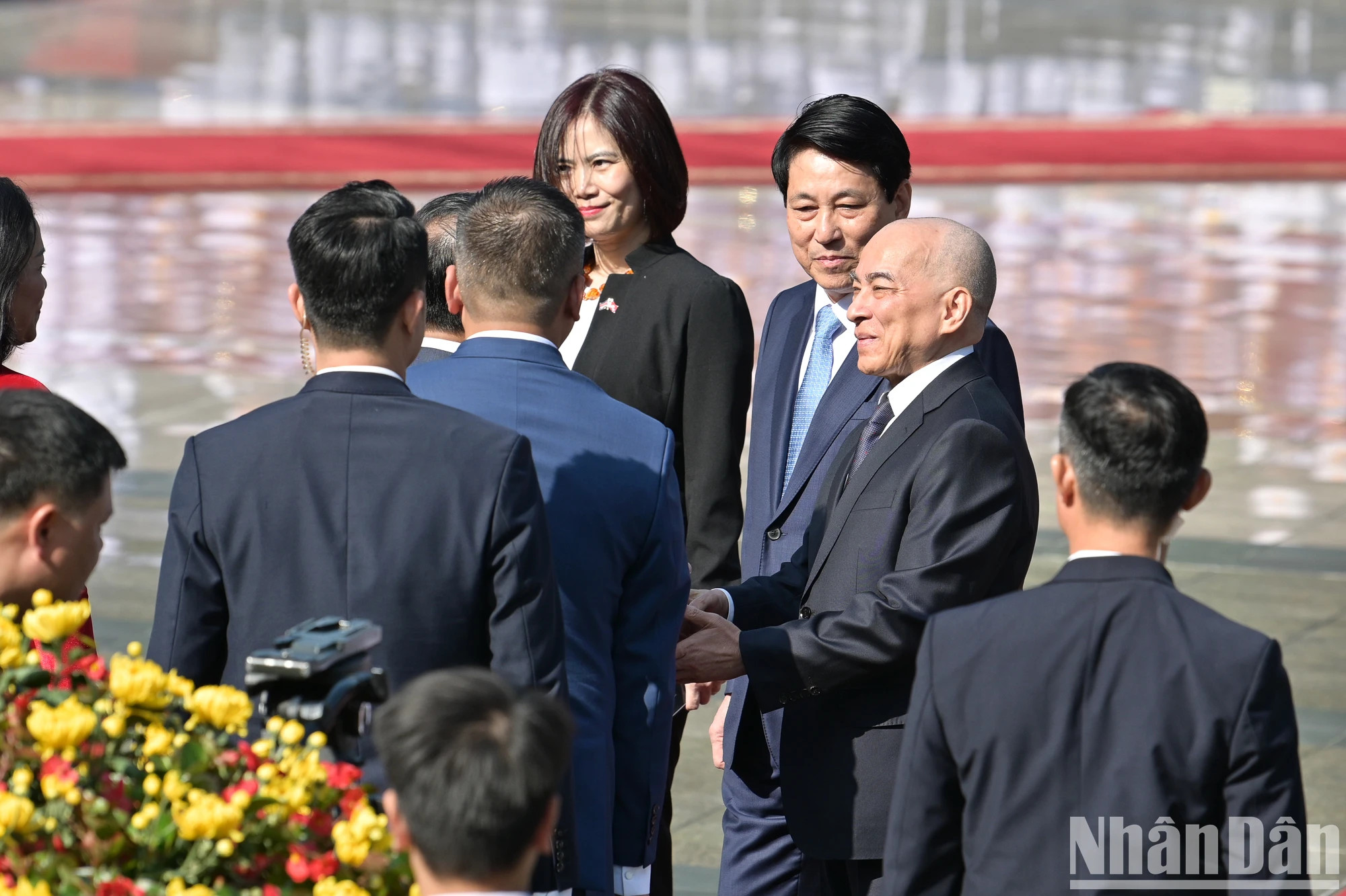 国家主席梁强向柬埔寨国王诺罗敦·西哈莫尼介绍越方代表。