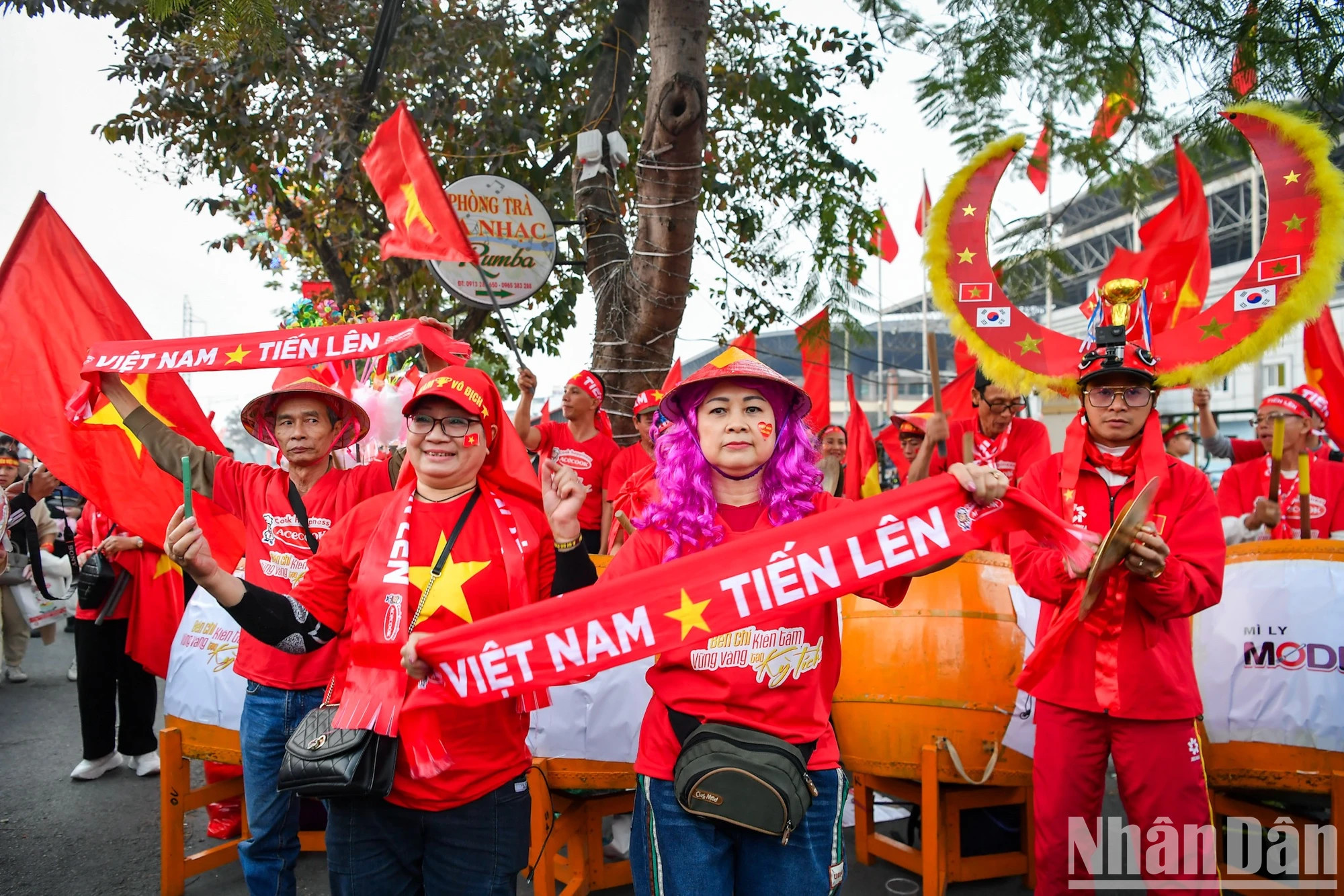越池体育场外气氛激动人心。