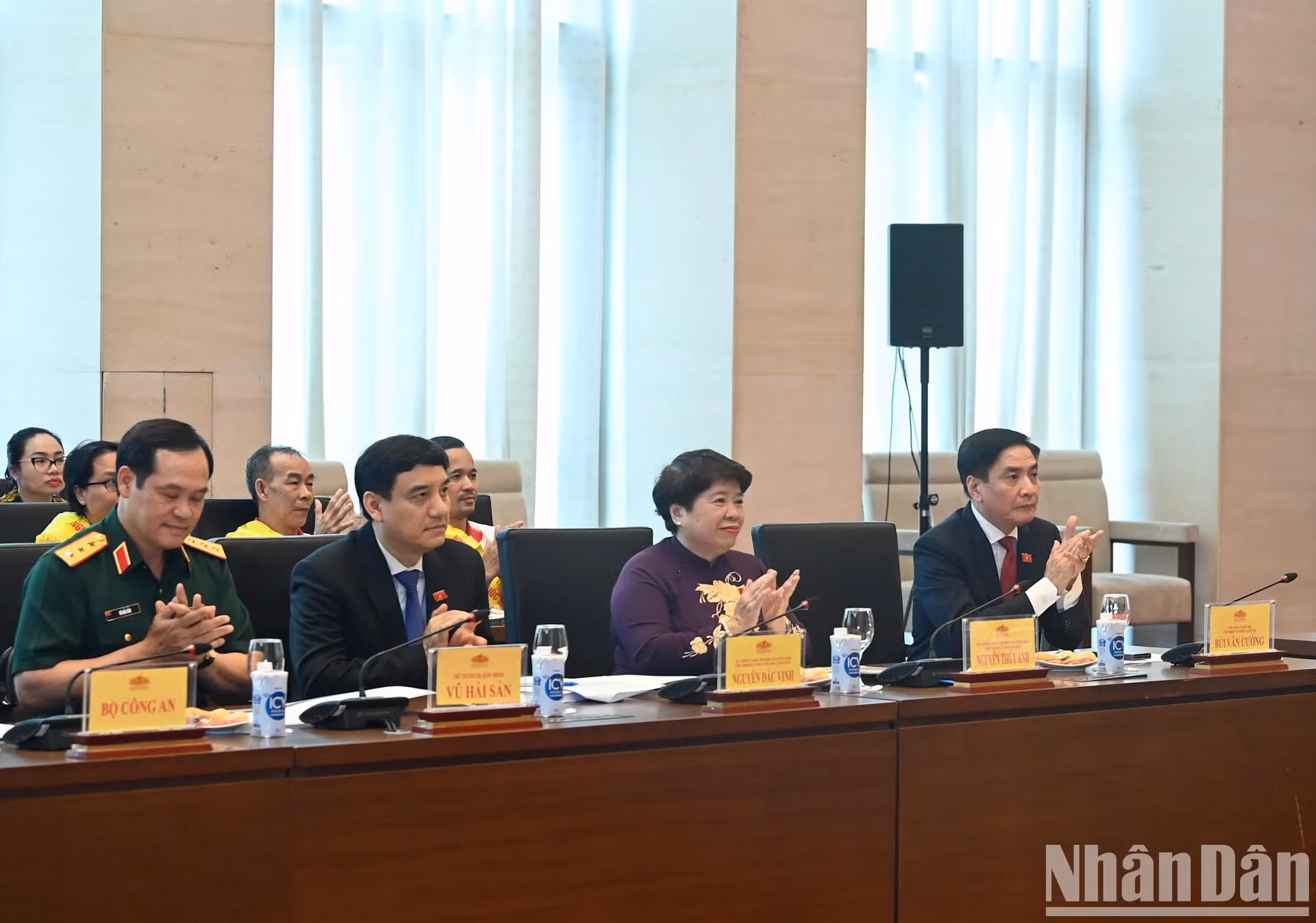 国会秘书长、国会办公厅主任裴文强，国会社会问题委员会主任阮翠英，国会文化教育委员会主任阮得荣出席会议。