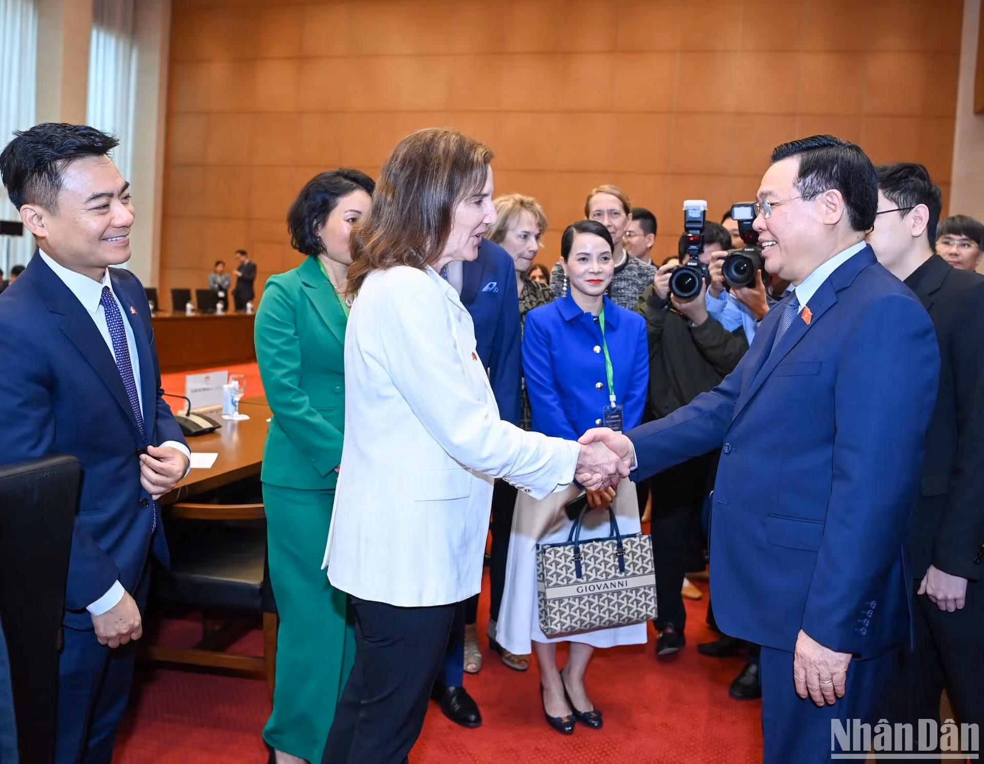 国会主席王廷惠欢迎东盟-美国商务理事会企业代表团访问越南。 国会主席王廷惠欢迎东盟-美国商务理事会企业代表团访问越南。