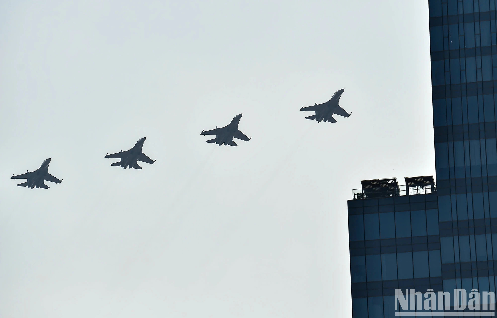 战斗机在胡志明市上空进行编队飞行。 战斗机在胡志明市上空进行编队飞行。