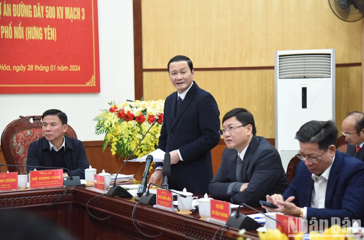 清化省人委会主席杜明俊发表讲话。