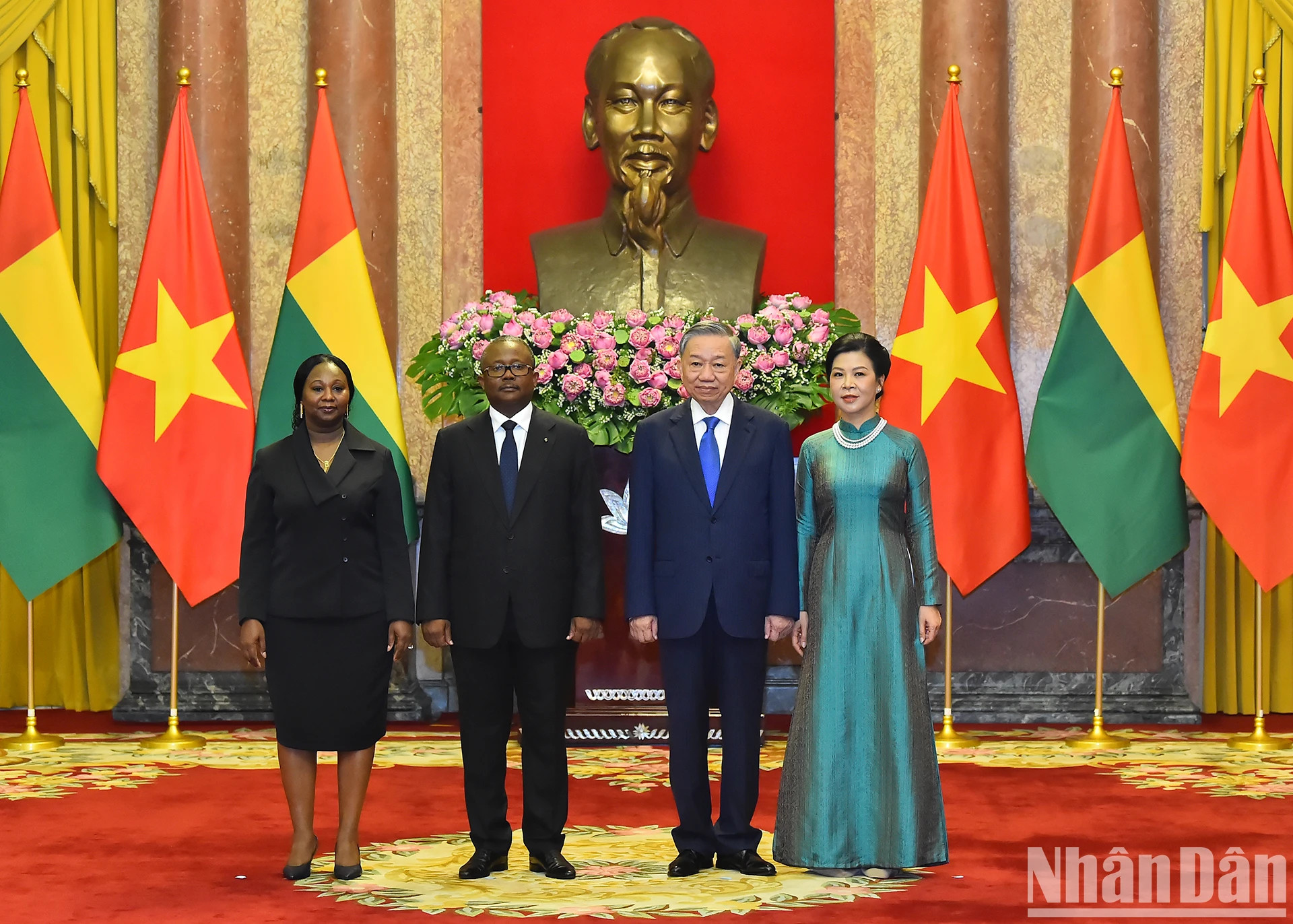 越共中央总书记、国家主席苏林和夫人同几内亚比绍总统乌马罗·西索科·恩巴洛和夫人合影。