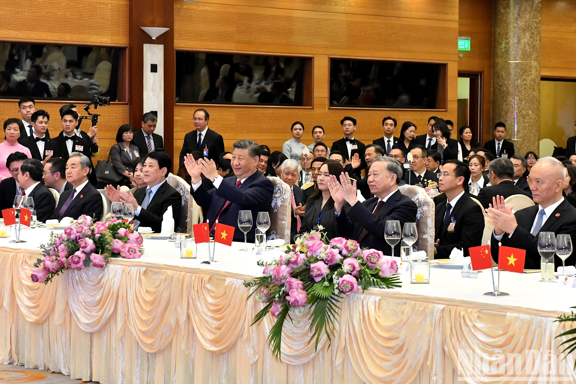 越共中央总书记苏林,越南国家主席梁强,中共中央总书记、国家主席习近平和各位代表出席宴会。 越共中央总书记苏林,越南国家主席梁强,中共中央总书记、国家主席习近平和各位代表出席宴会。