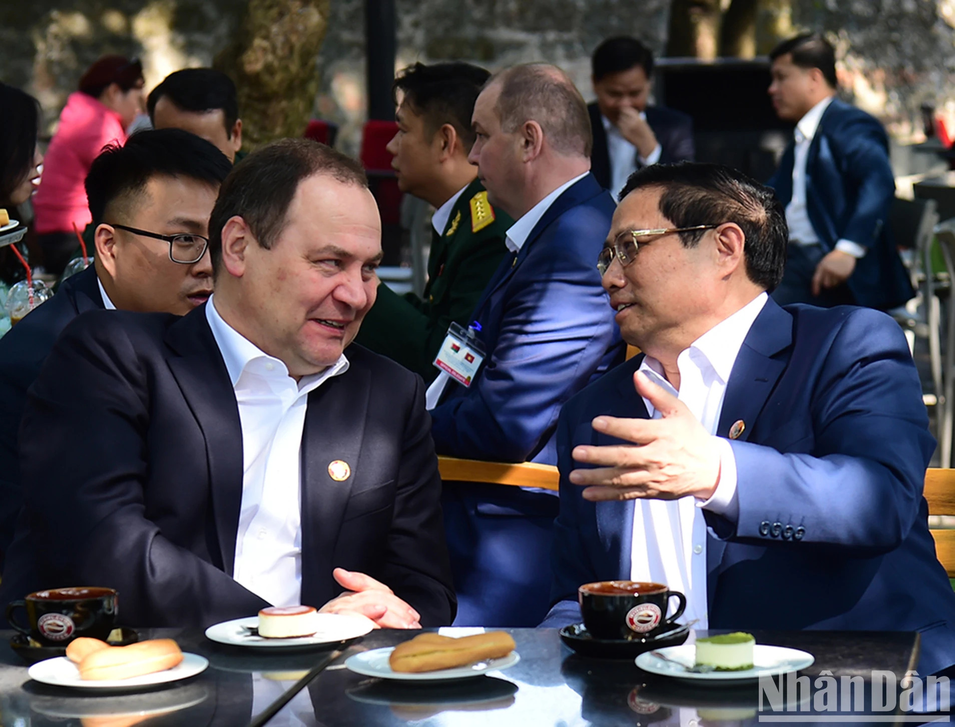 两位总理在河内旗台下的咖啡店交谈。 两位总理在河内旗台下的咖啡店交谈。