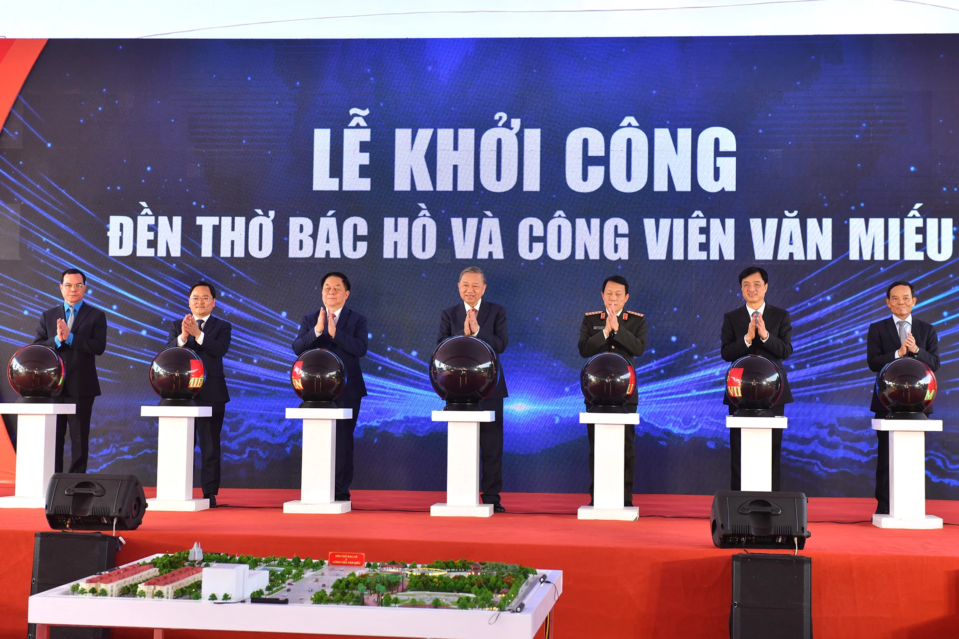 苏林总书记还出席北宁市“胡志明主席祠堂与文庙公园”工程的开工仪式。 苏林总书记还出席北宁市“胡志明主席祠堂与文庙公园”工程的开工仪式。