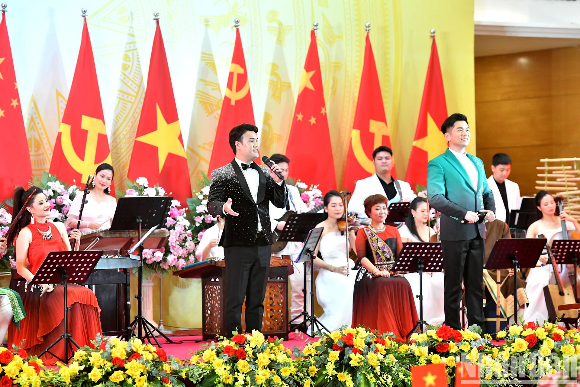 宴会上的文艺表演节目。 宴会上的文艺表演节目。