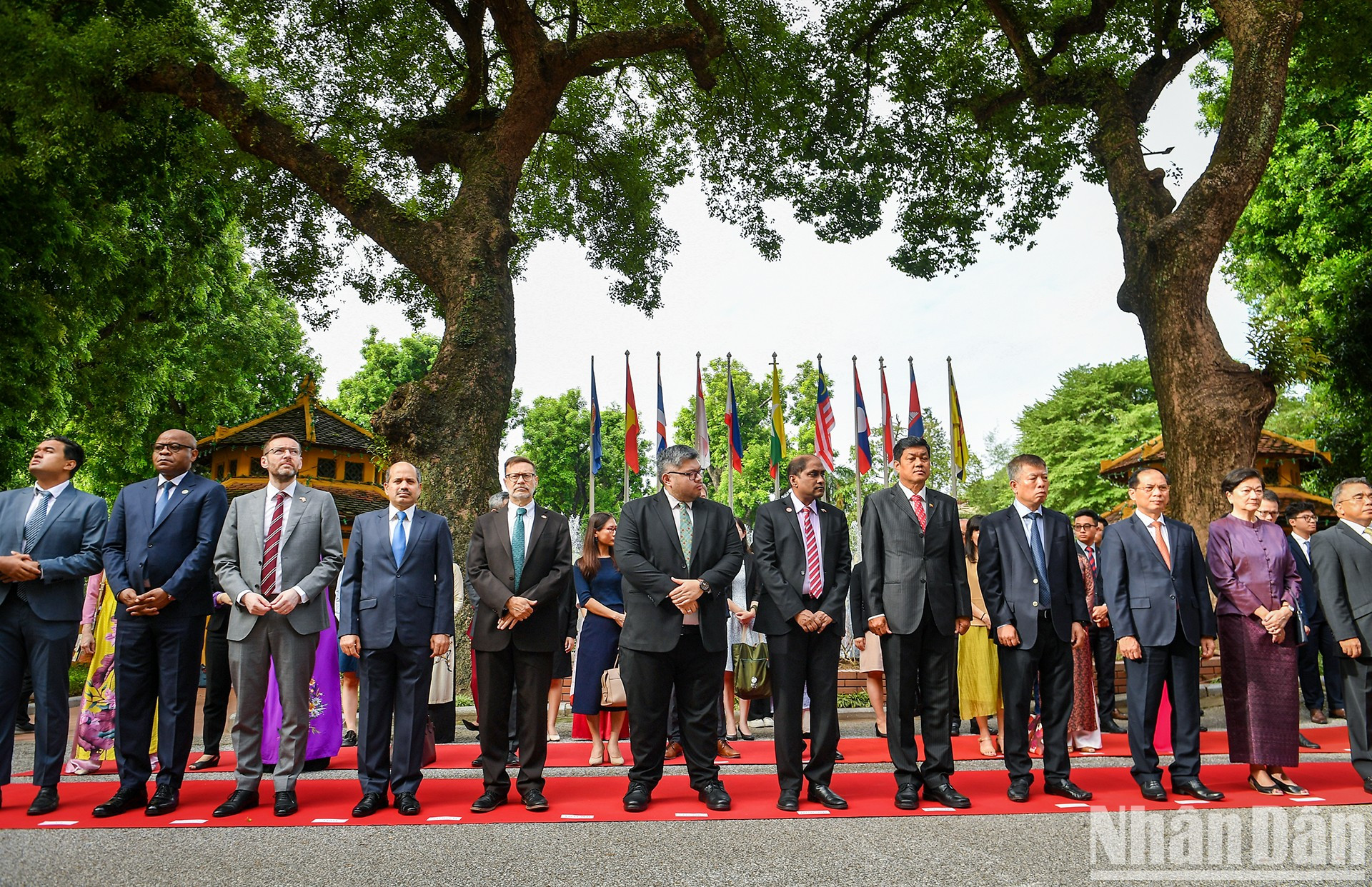 东盟各国、东盟伙伴国驻越大使出席升旗仪式。
