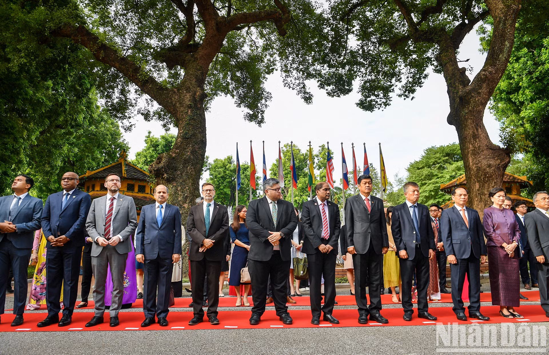 东盟各国、东盟伙伴国驻越大使出席升旗仪式。