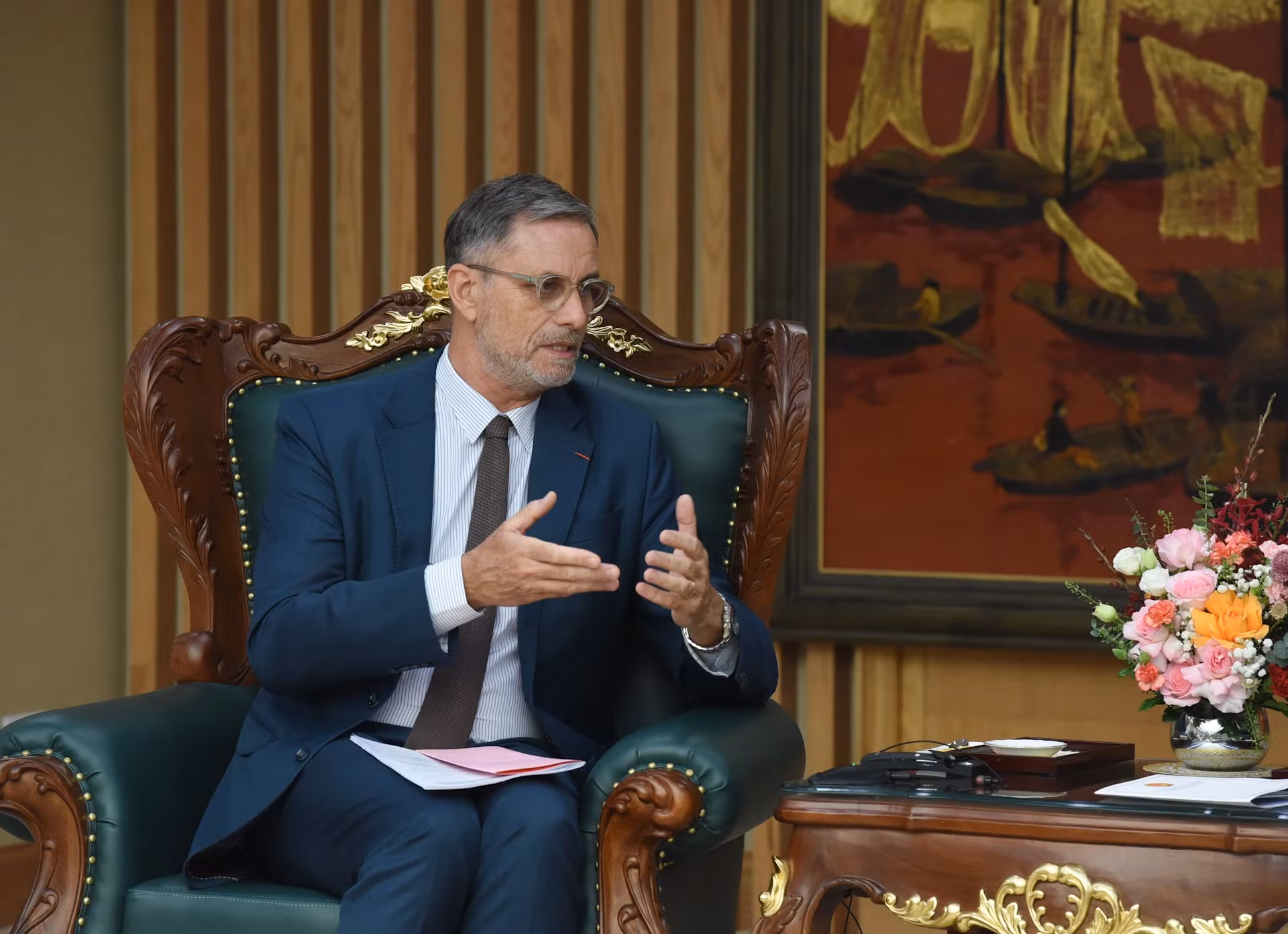 法国驻越南大使奥利维耶·布罗谢在会见中发表讲话。