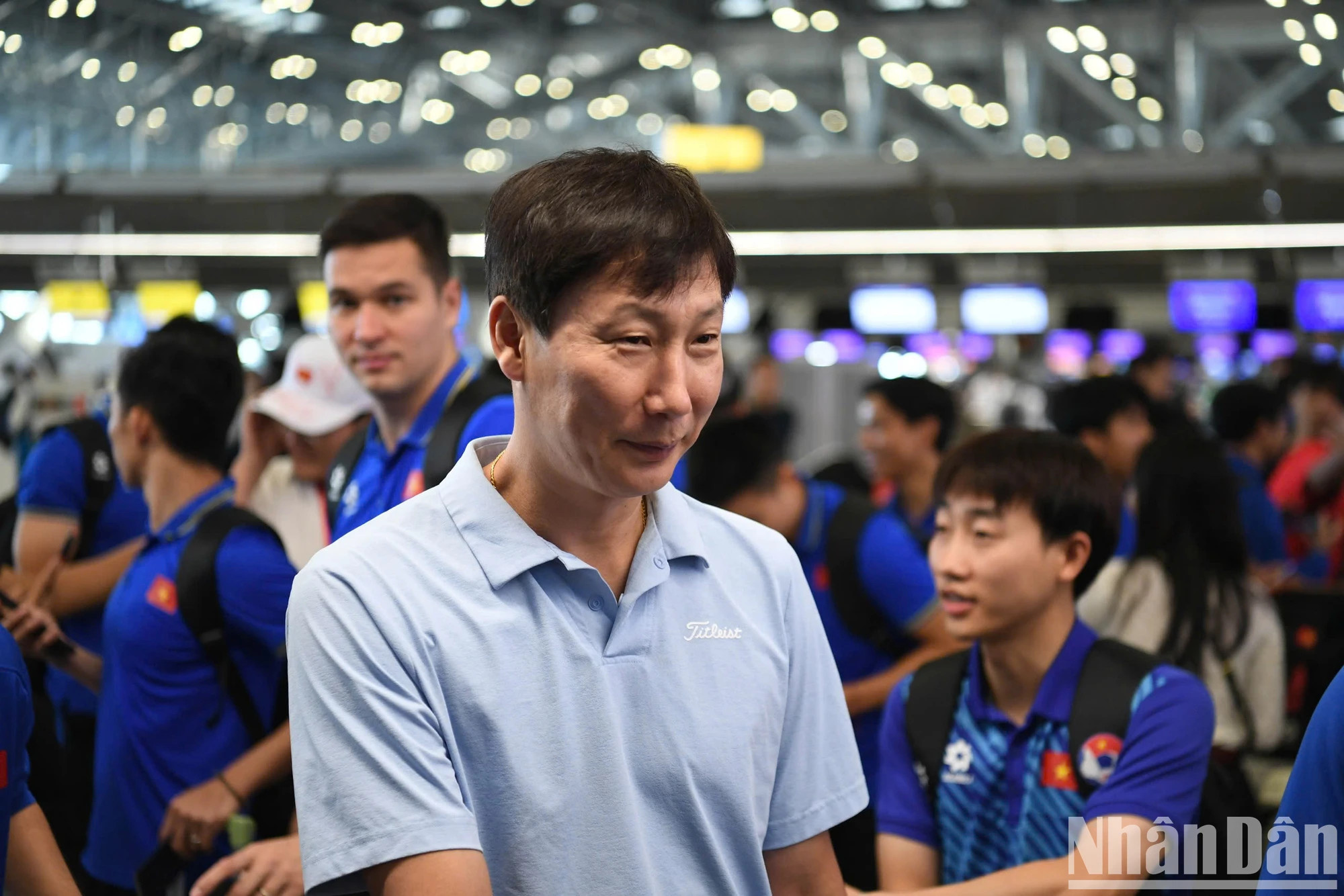 启程前,主教练金相植心情很好。 启程前,主教练金相植心情很好。