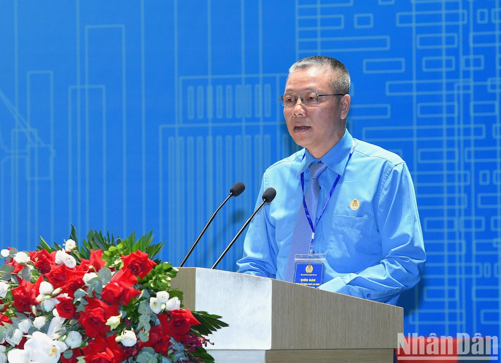 越南本田公司工会主席潘俊英在论坛上作报告。 越南本田公司工会主席潘俊英在论坛上作报告。