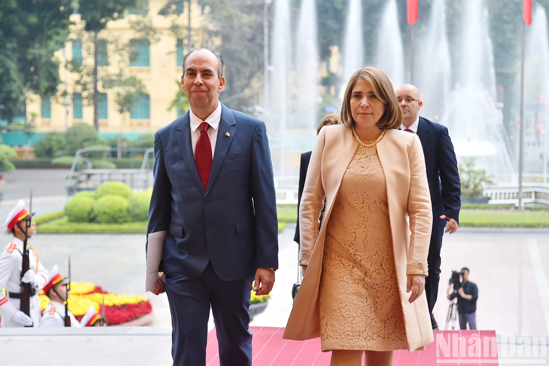 古巴驻越南大使罗赫里奥•波兰科•富恩特斯前来主席府向梁强主席递交国书。