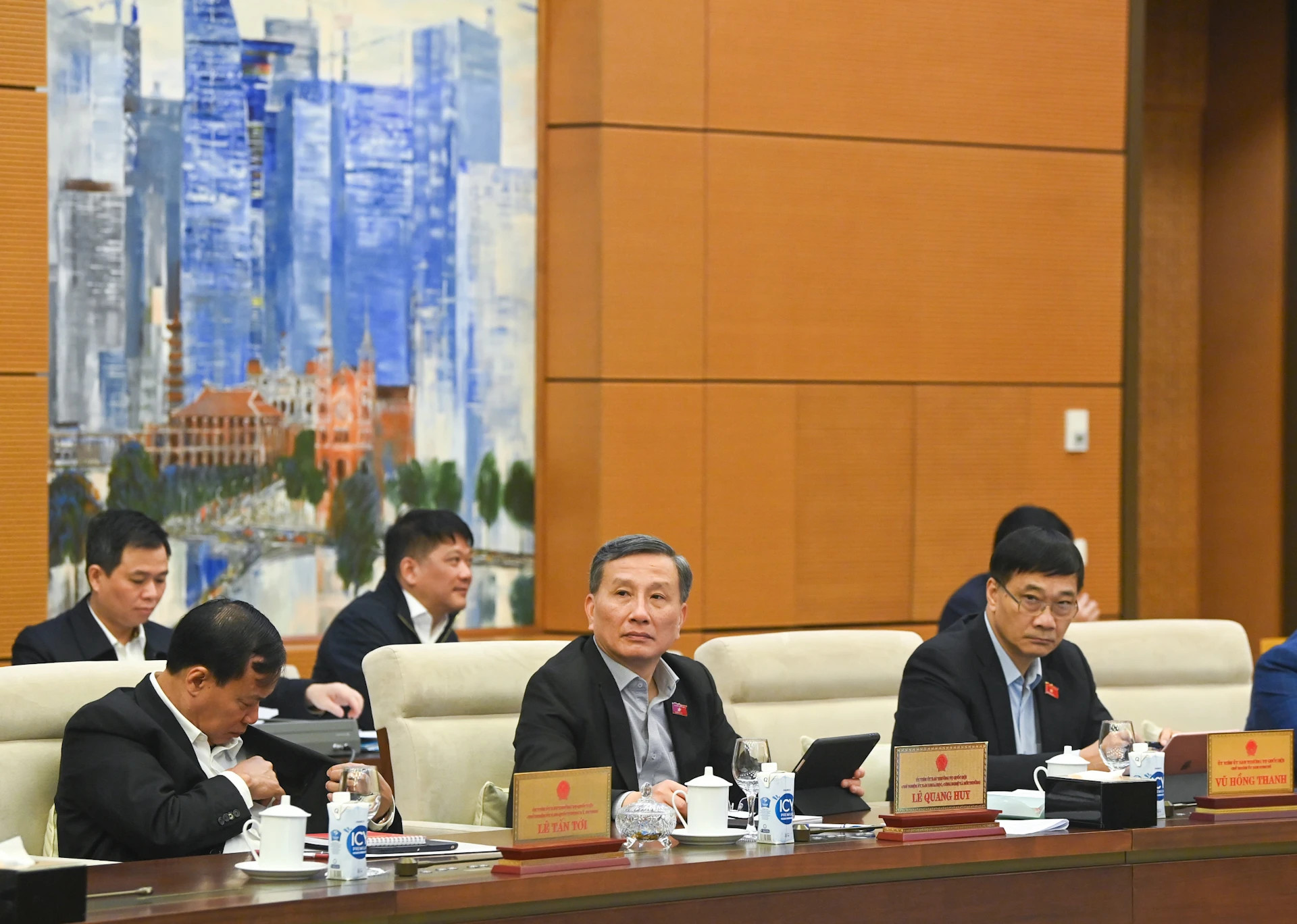 各位国会常务委员会委员和各位代表出席会议。