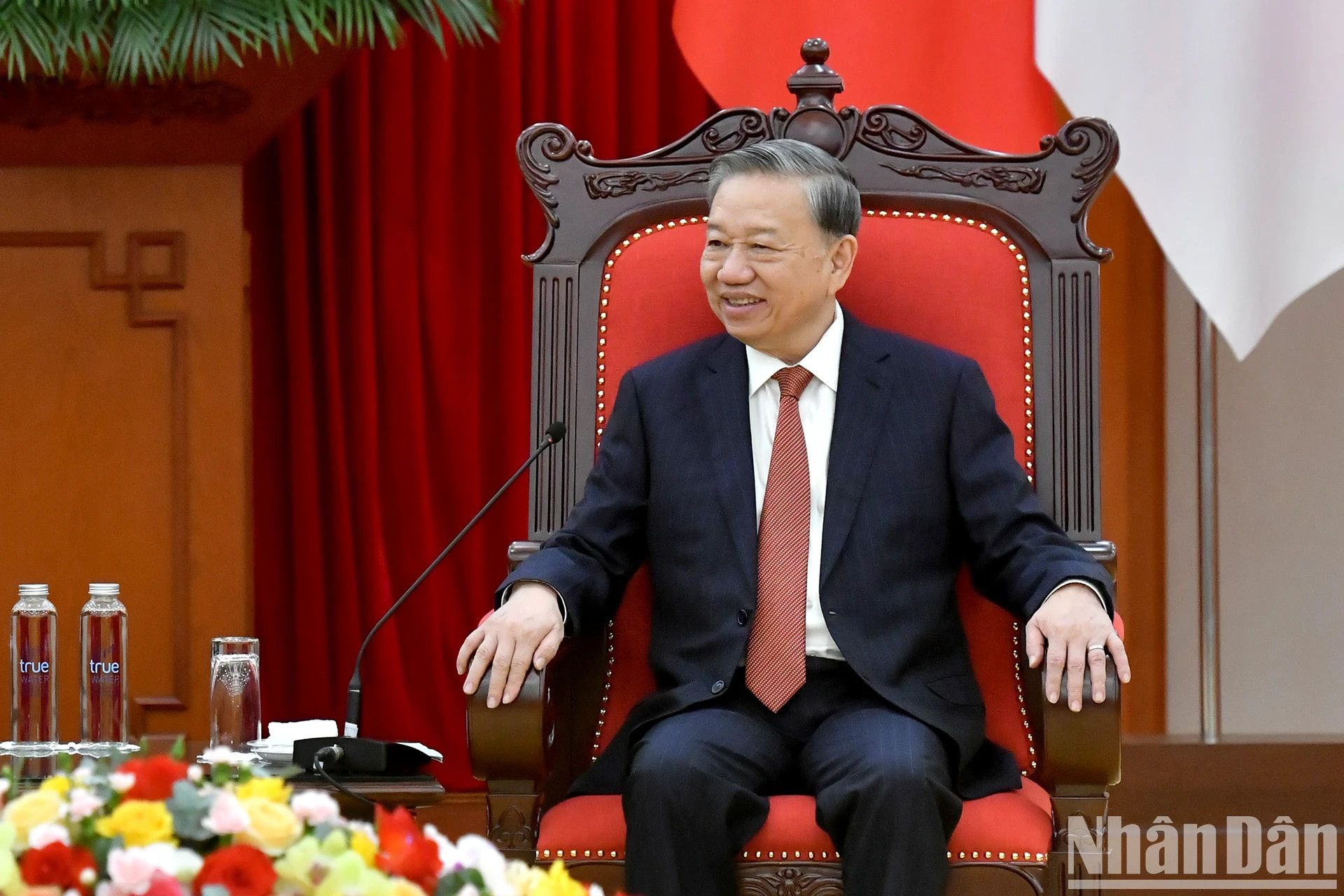 苏林总书记在会见中发表讲话。 苏林总书记在会见中发表讲话。