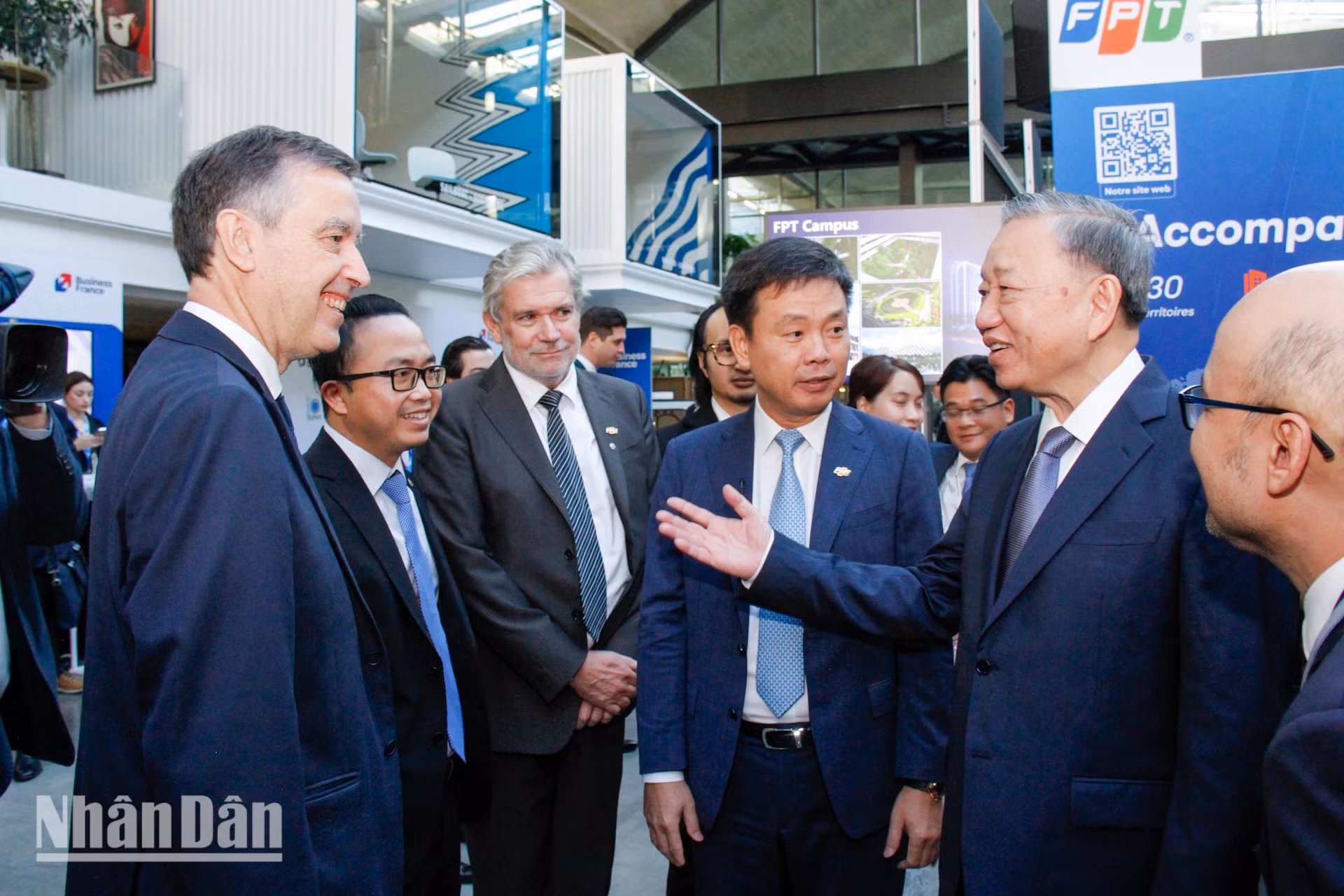 苏林总书记、国家主席同越南高级代表团参观FPT的展位。 苏林总书记、国家主席同越南高级代表团参观FPT的展位。