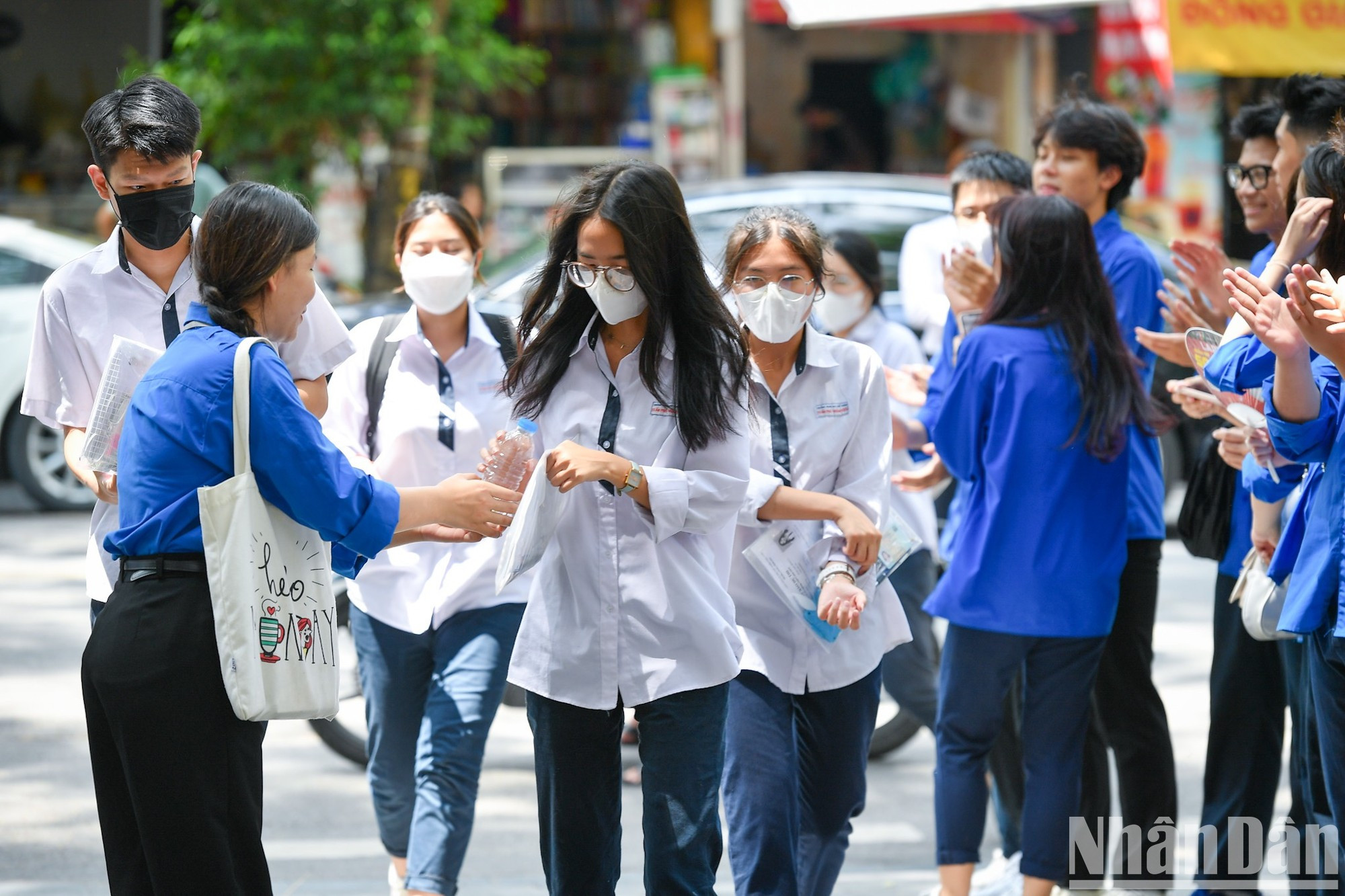一瓶矿泉水、一句鼓励、一句问候等是青年团员年和志愿者送给考生的精神小礼物。 一瓶矿泉水、一句鼓励、一句问候等是青年团员年和志愿者送给考生的精神小礼物。