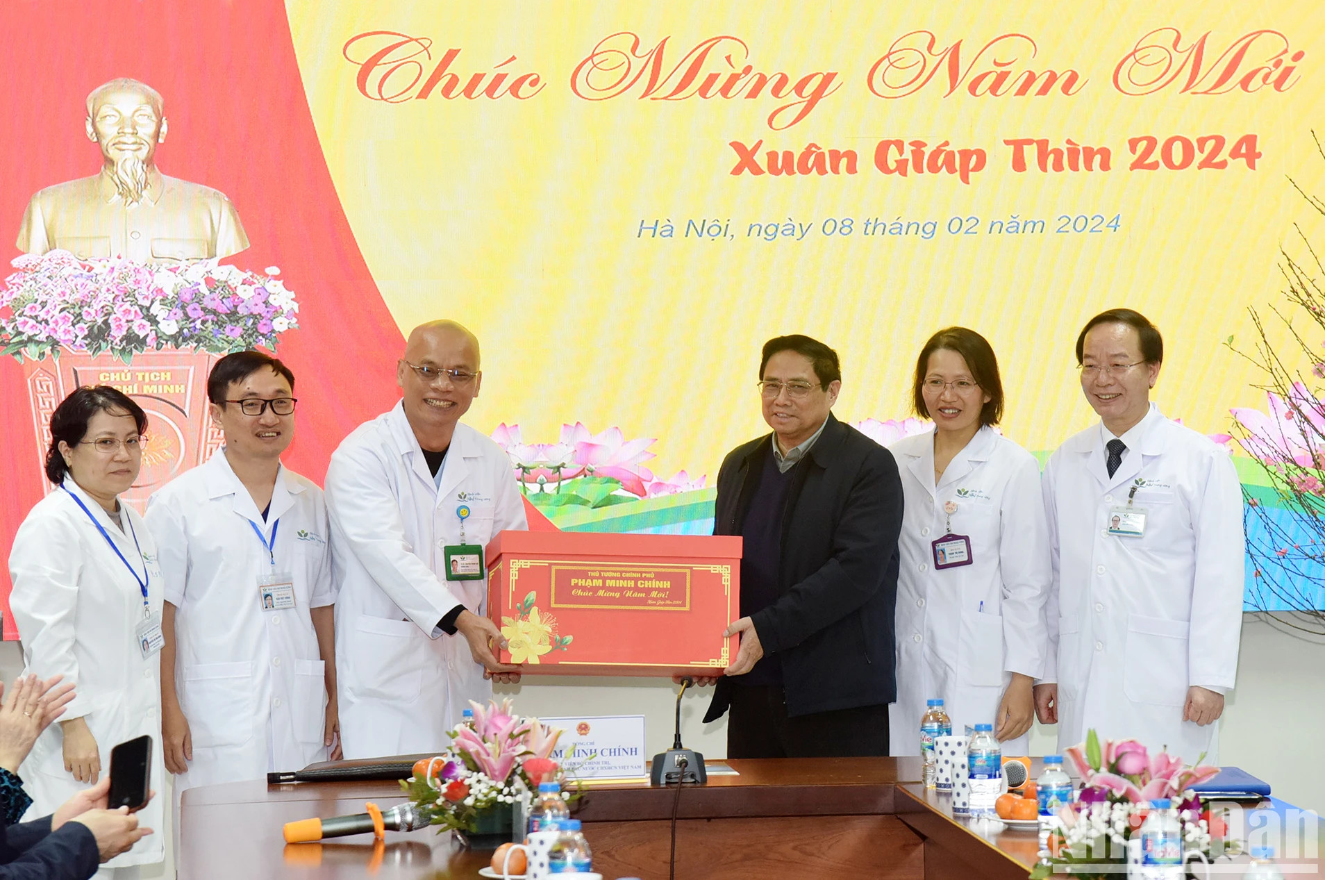 范明正总理向中央儿童医院医务人员赠送礼物。 范明正总理向中央儿童医院医务人员赠送礼物。