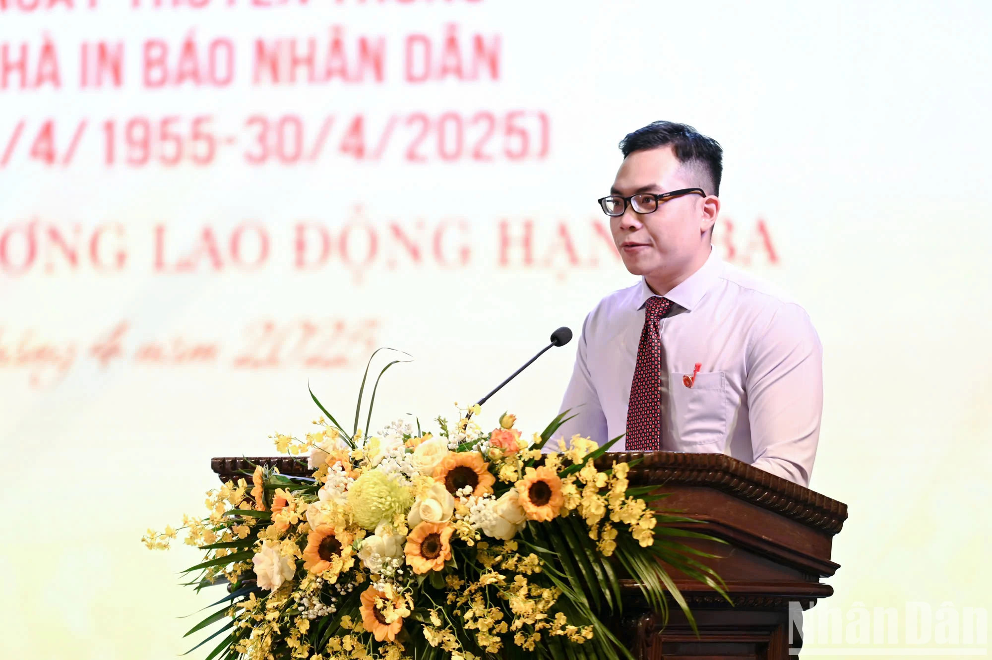 河内人民报印刷公司年轻一代代表黎光福发表讲话。 河内人民报印刷公司年轻一代代表黎光福发表讲话。