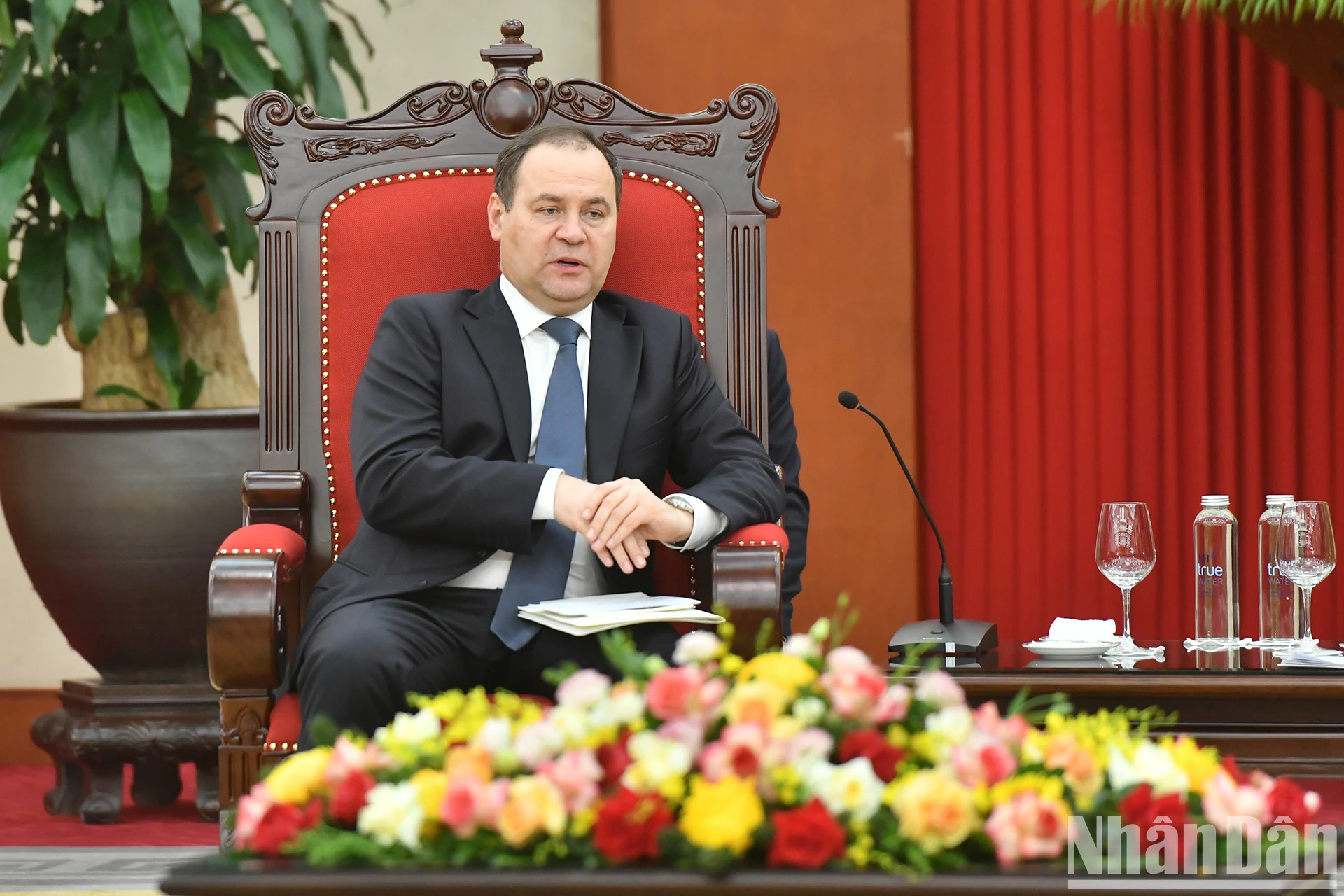 白俄罗斯总理罗曼·戈洛夫琴科在会见中发表讲话。