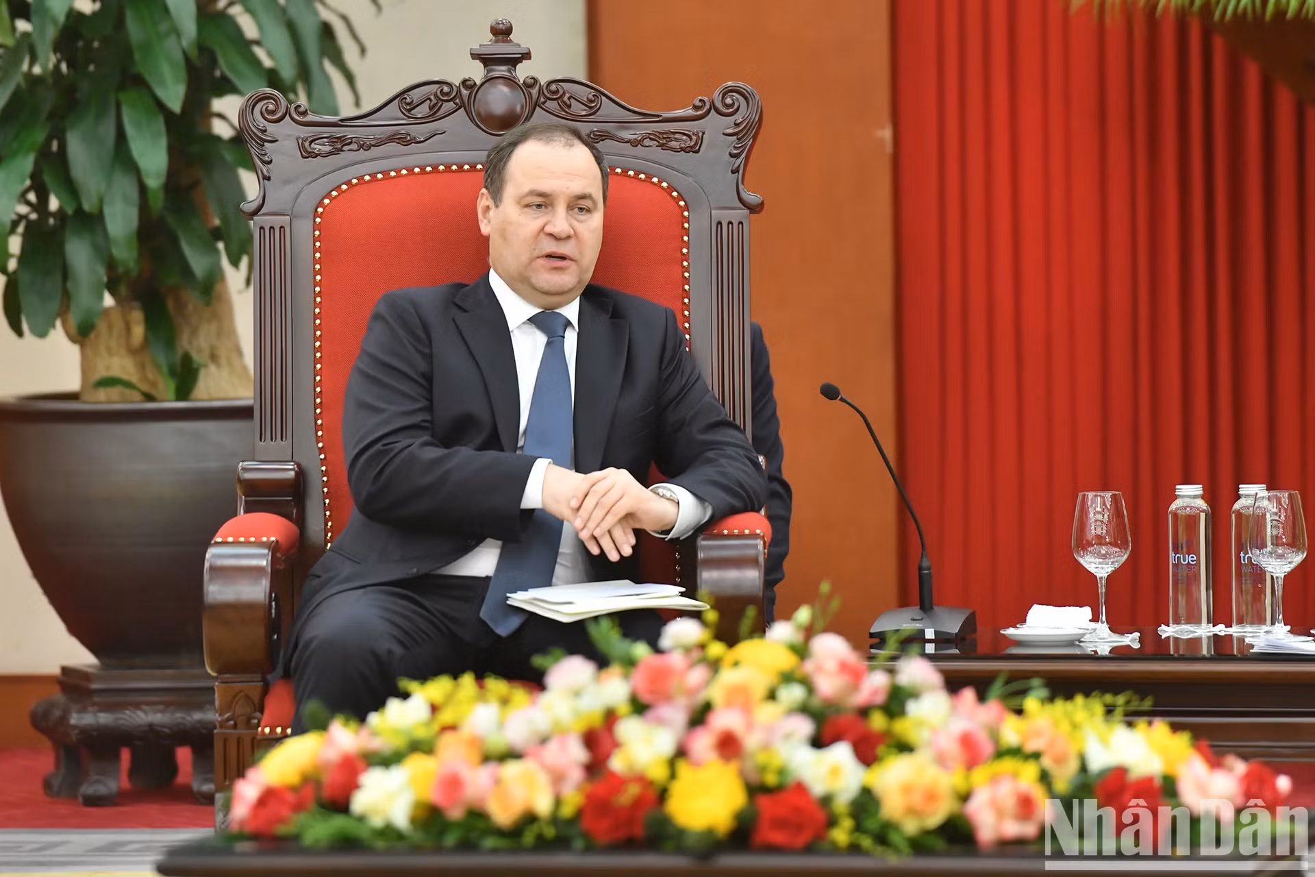 白俄罗斯总理罗曼·戈洛夫琴科在会见中发表讲话。