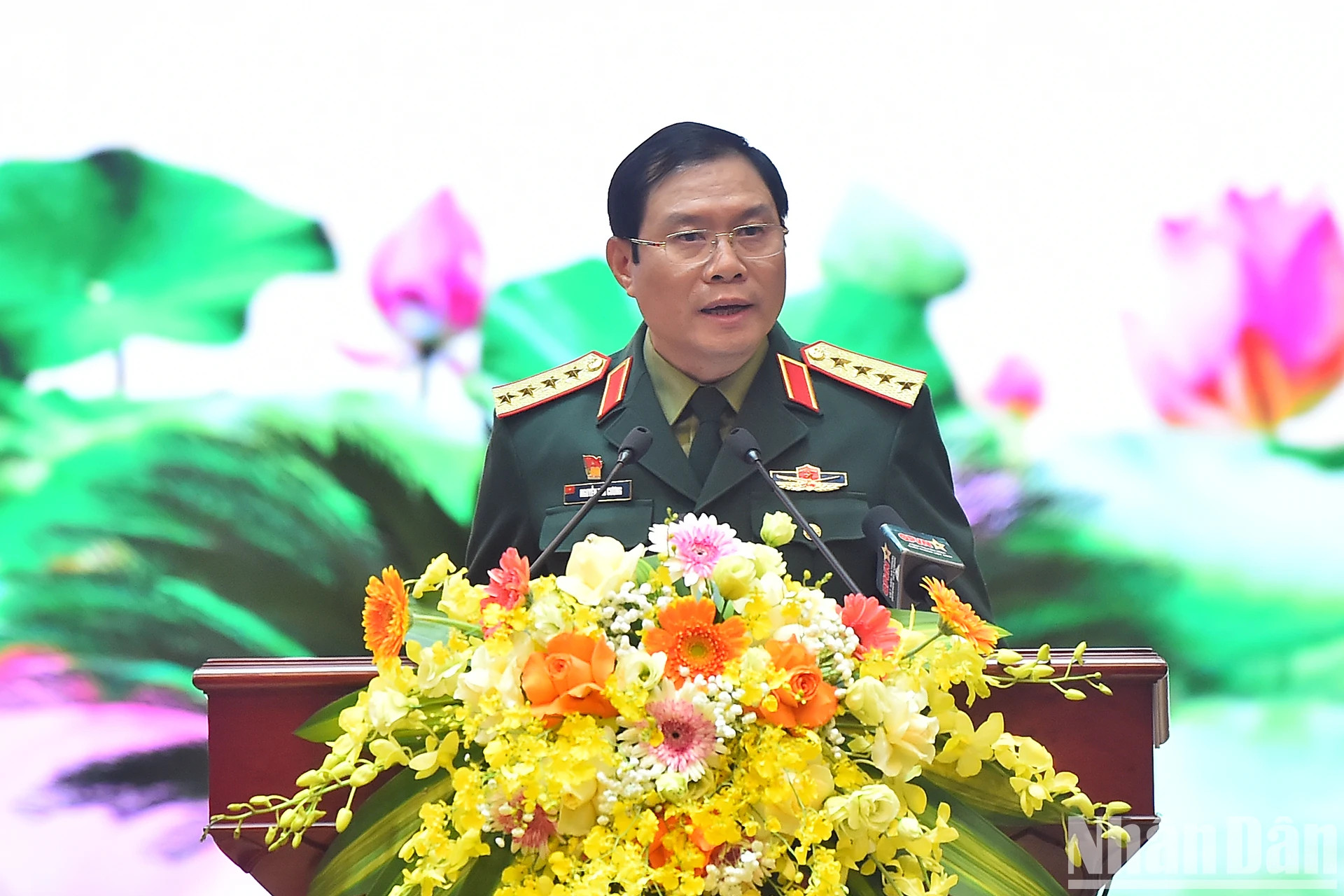 越南人民军总参谋长、国防部副部长阮新疆大将发表讲话。