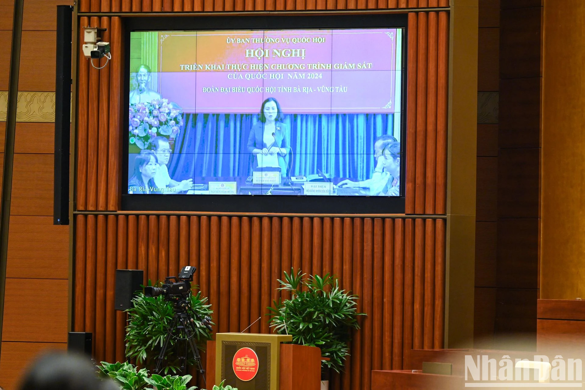 巴地头顿省国会代表团副团长黄氏富作报告。 巴地头顿省国会代表团副团长黄氏富作报告。