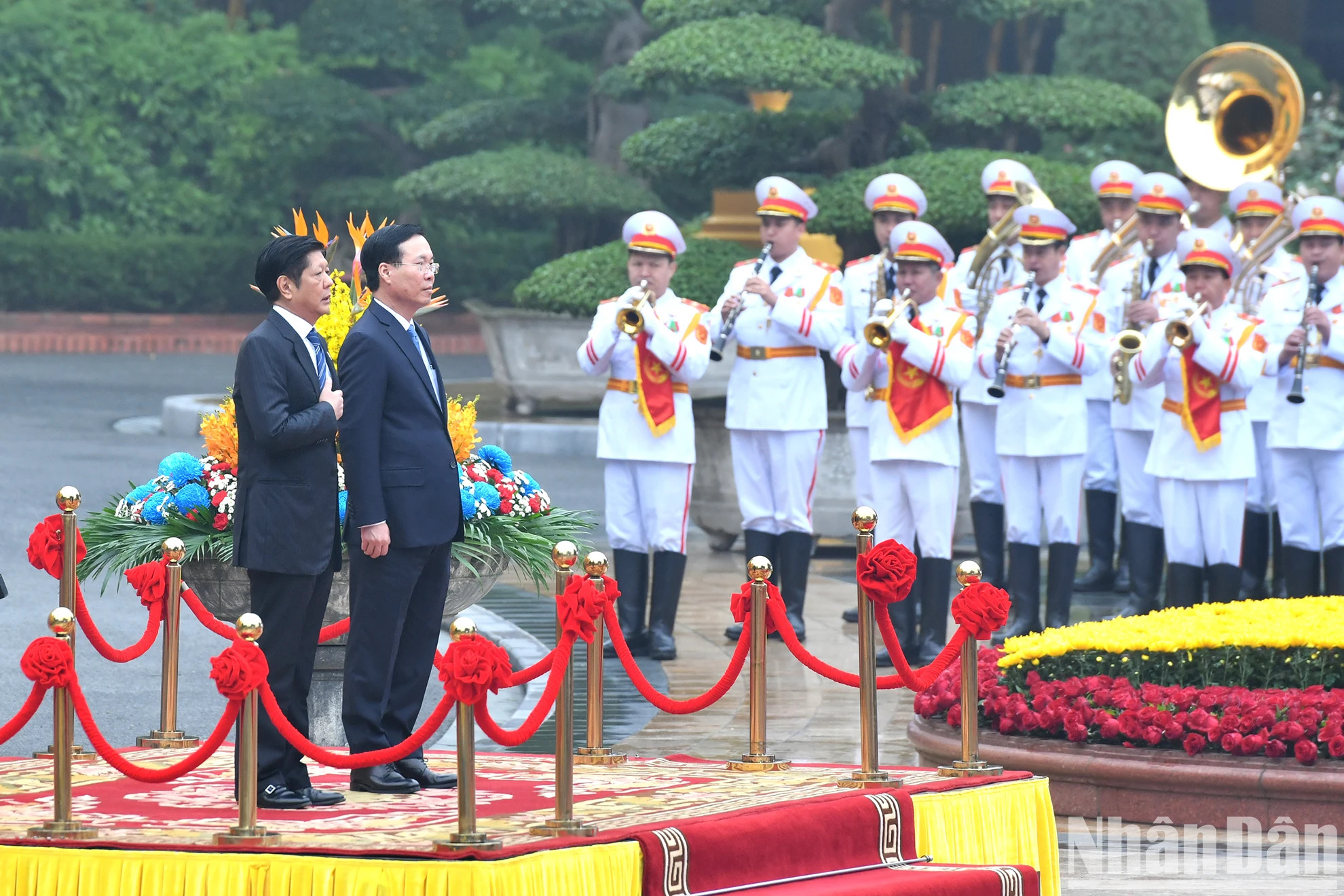 武文赏主席同费迪南德·罗慕尔德兹·马科斯总统听军乐奏响两国国歌。 武文赏主席同费迪南德·罗慕尔德兹·马科斯总统听军乐奏响两国国歌。