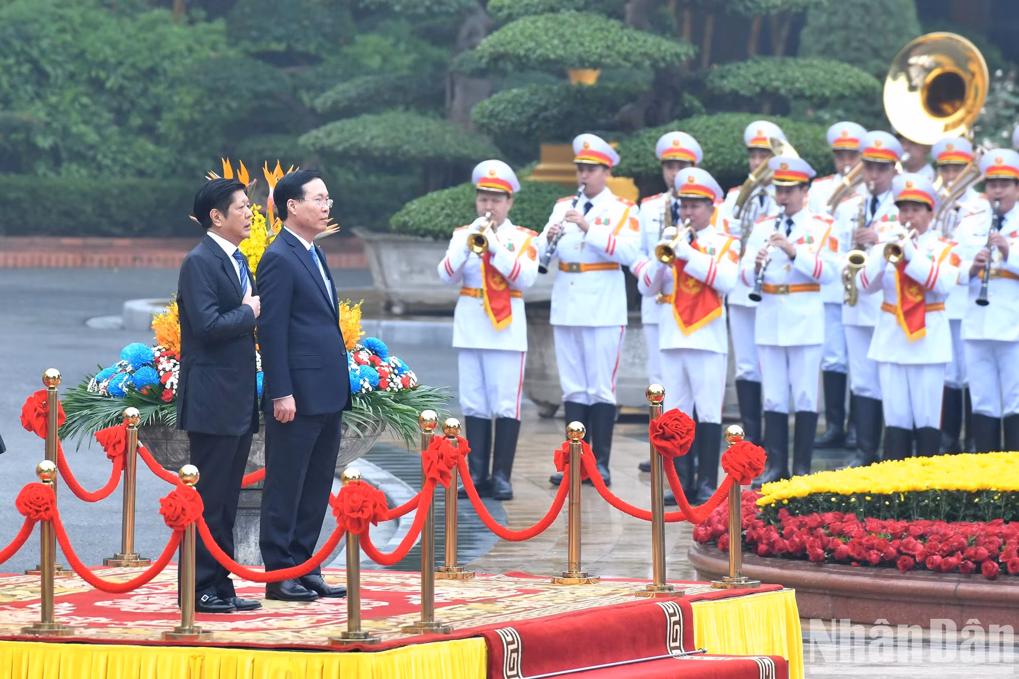 武文赏主席同费迪南德·罗慕尔德兹·马科斯总统听军乐奏响两国国歌。