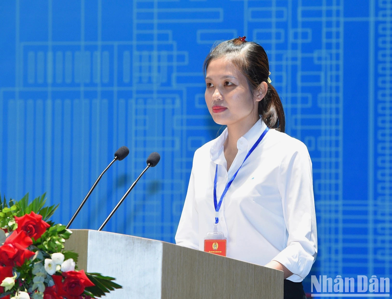 10号制衣总公司河内衬衫生产厂工人冯氏杏在论坛上作报告。 10号制衣总公司河内衬衫生产厂工人冯氏杏在论坛上作报告。