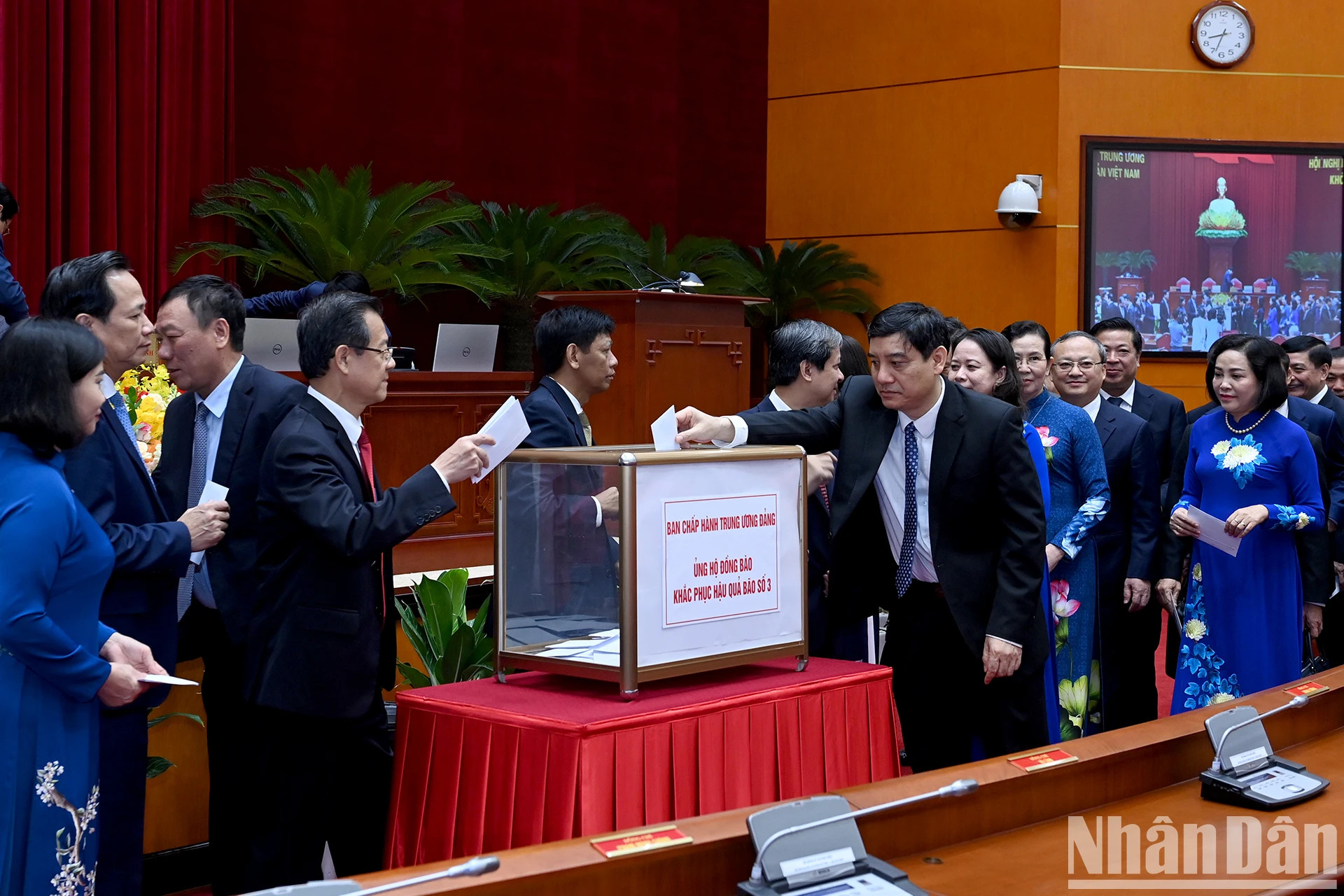 各位代表捐款支持民众克服三号台风的后果。 各位代表捐款支持民众克服三号台风的后果。
