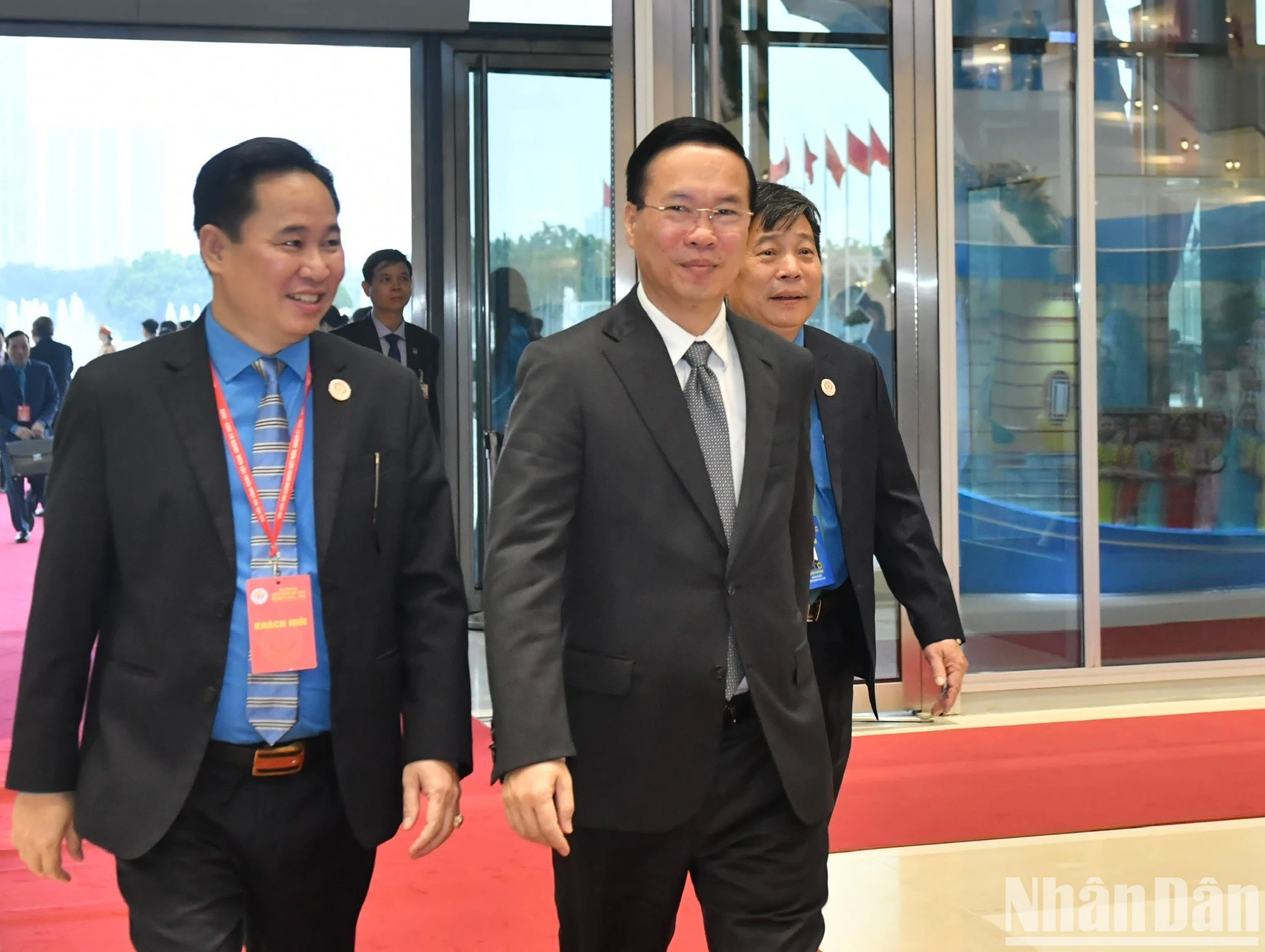 国家主席武文赏前来出席会议。 国家主席武文赏前来出席会议。