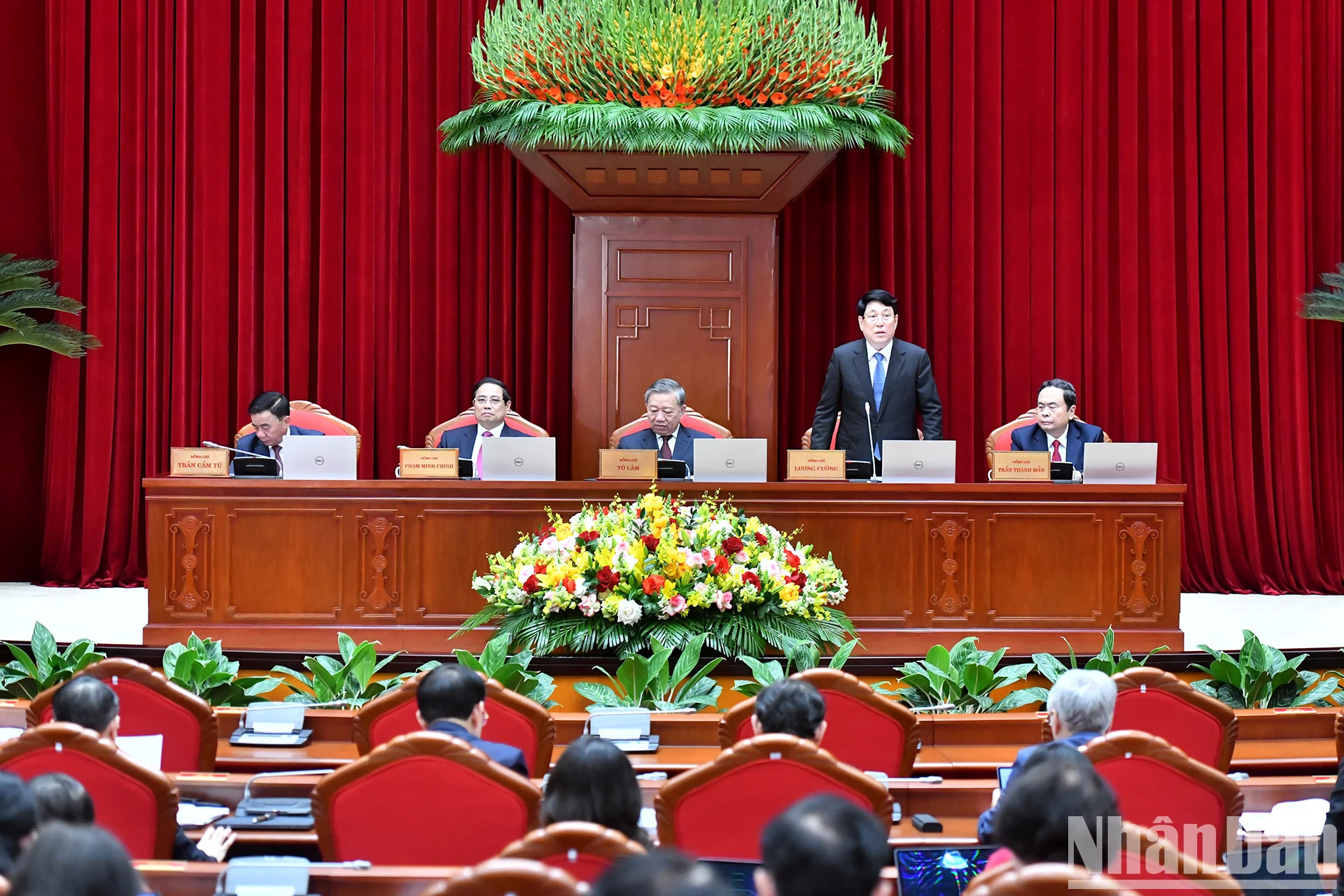 越共中央政治局委员、越南国家主席梁强指引开幕会。