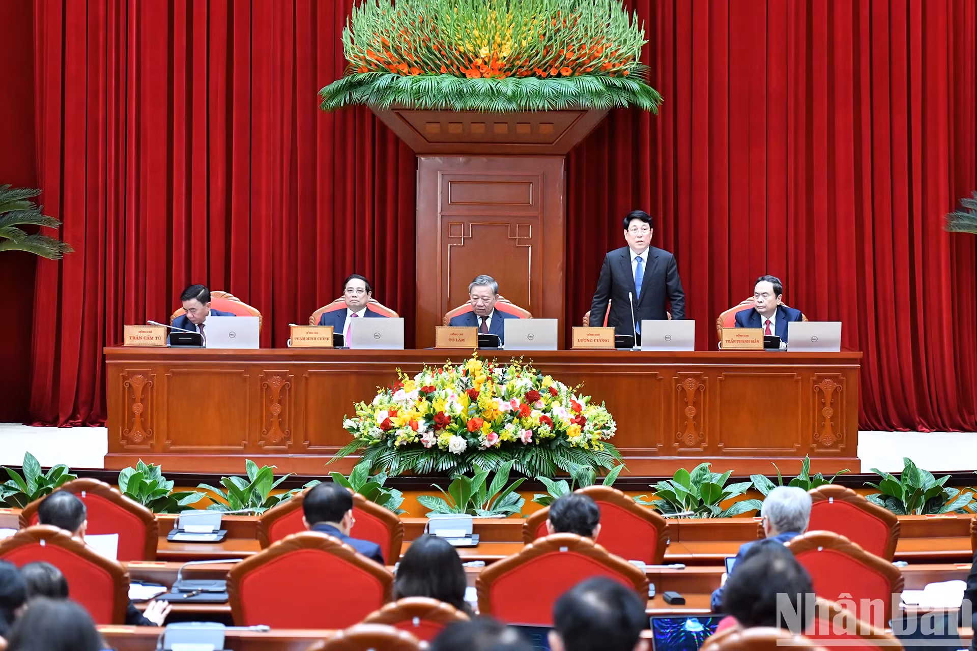 越共中央政治局委员、越南国家主席梁强指引开幕会。