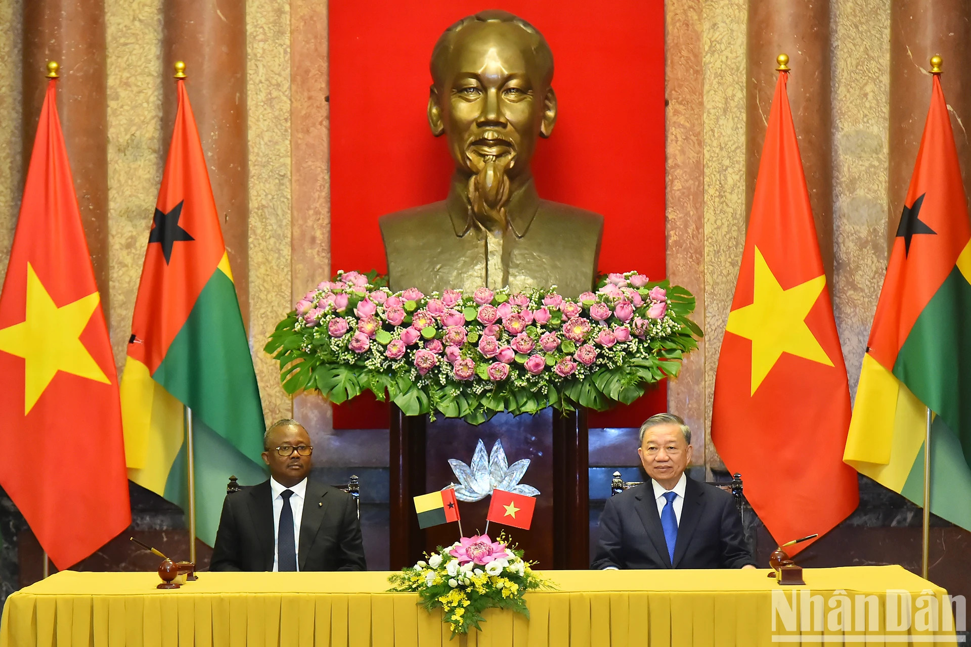 越共中央总书记、国家主席苏林同几内亚比绍总统乌马罗·西索科·恩巴洛出席签字仪式。 越共中央总书记、国家主席苏林同几内亚比绍总统乌马罗·西索科·恩巴洛出席签字仪式。