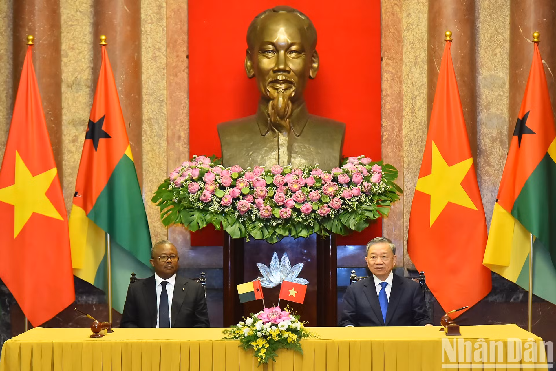 越共中央总书记、国家主席苏林同几内亚比绍总统乌马罗·西索科·恩巴洛出席签字仪式。