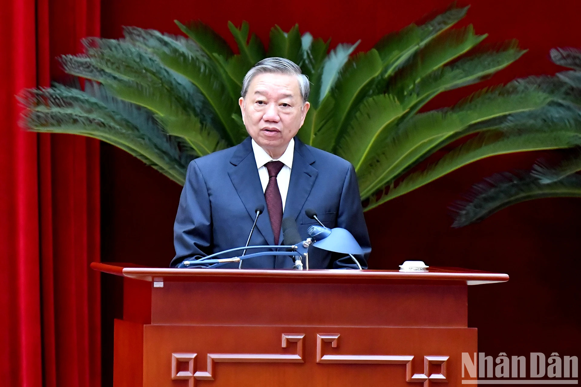 越共中央总书记苏林致开幕词。